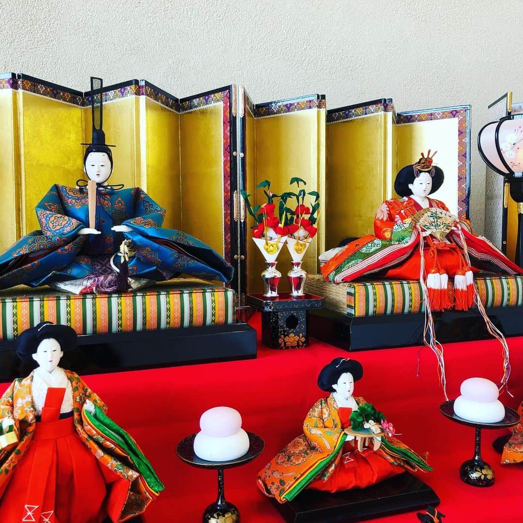 サザンビーチホテル＆リゾート沖縄さんのインスタグラム写真 - (サザンビーチホテル＆リゾート沖縄Instagram)「… 3月3日は「ひな祭り」ですね😊🌸 . 今年も雛人形🎎を飾っております。豪華に3セットをロビーに並べてみました。 . ひな祭りは、女の子の成長と幸せを願う行事です💕 ぜひホテルにお越しの際は、気品のあるお顔立ちや華麗な衣装、仲睦まじく並ぶお内裏様🎎をご覧くださいませ。 . 3月のランチブッフェは「鮪＆初鰹フェア」 旬のお魚とお肉やお野菜もふんだんに取り入れた豊富なメニューにデザート🍰をお楽しみください😊 . . #糸満贅沢リゾート #サザンビーチホテル #サザンビーチホテルアンドリゾート沖縄 #ひな祭り #雛飾り #鮪 #初鰹 #ランチブッフェ #ランチ #Lunch #Lunchbuffet」2月25日 16時46分 - southernbeachokinawa