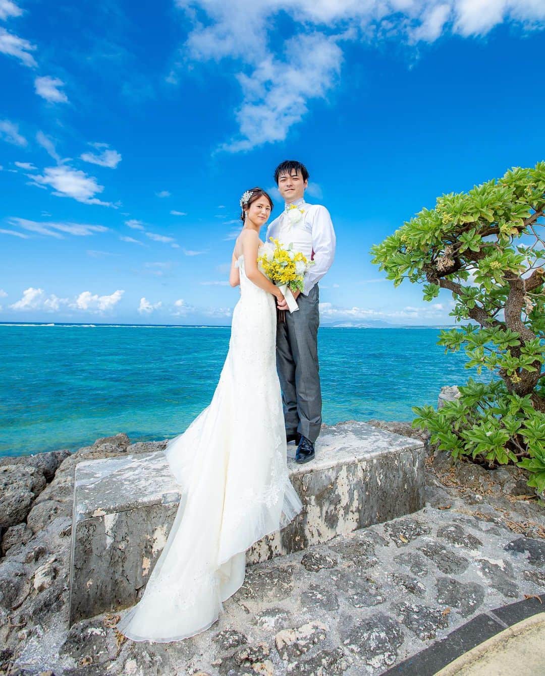 Photopla+（ フォトプラ ）さんのインスタグラム写真 - (Photopla+（ フォトプラ ）Instagram)「@photopla_weddingをフォローして、 『#フォトプラ花嫁』『#フォトプラ』の タグをつけて写真をUPしてみて･ﾟ｡ . —————————— . 真っ青な空と海を背に 幸せそうにたたずむお二人＊ 最高のロケーションで お姫様抱っこ* この日の感動を一生の思い出となる お写真にいたします♡ . スタジオ名：#フォトプラ沖縄 ＞＞＞ 『写真だけは残したい』方へ＊* Webから撮影予約できます⚐ @photopla_wedding . ——————————. . オシャレでイマドキな ウェディングフォト発信中♥ . 『#フォトプラ花嫁』『#フォトプラ』の タグをつけて写真をUPしてみて･ﾟ｡ フォトプラのIGでリグラムされるかも♪♪ . #結婚式 #結婚式準備 #プレ花嫁 #卒花 #前撮り #ロケフォト #日本中のプレ花嫁さんと繋がりたい #プラコレ#ウェディングニュース #ベストアニバーサリー #wedding  #2020夏婚  #2020冬婚　#2020春婚 #ウェディングレポ #婚約 #婚約中 #ロケーションフォト #photopla #ウエディングフォト #フォトウェディング　 #ビーチフォト #お姫様抱っこ #ビーチウェディング #沖縄フォト #沖縄」2月25日 17時00分 - photopla_wedding