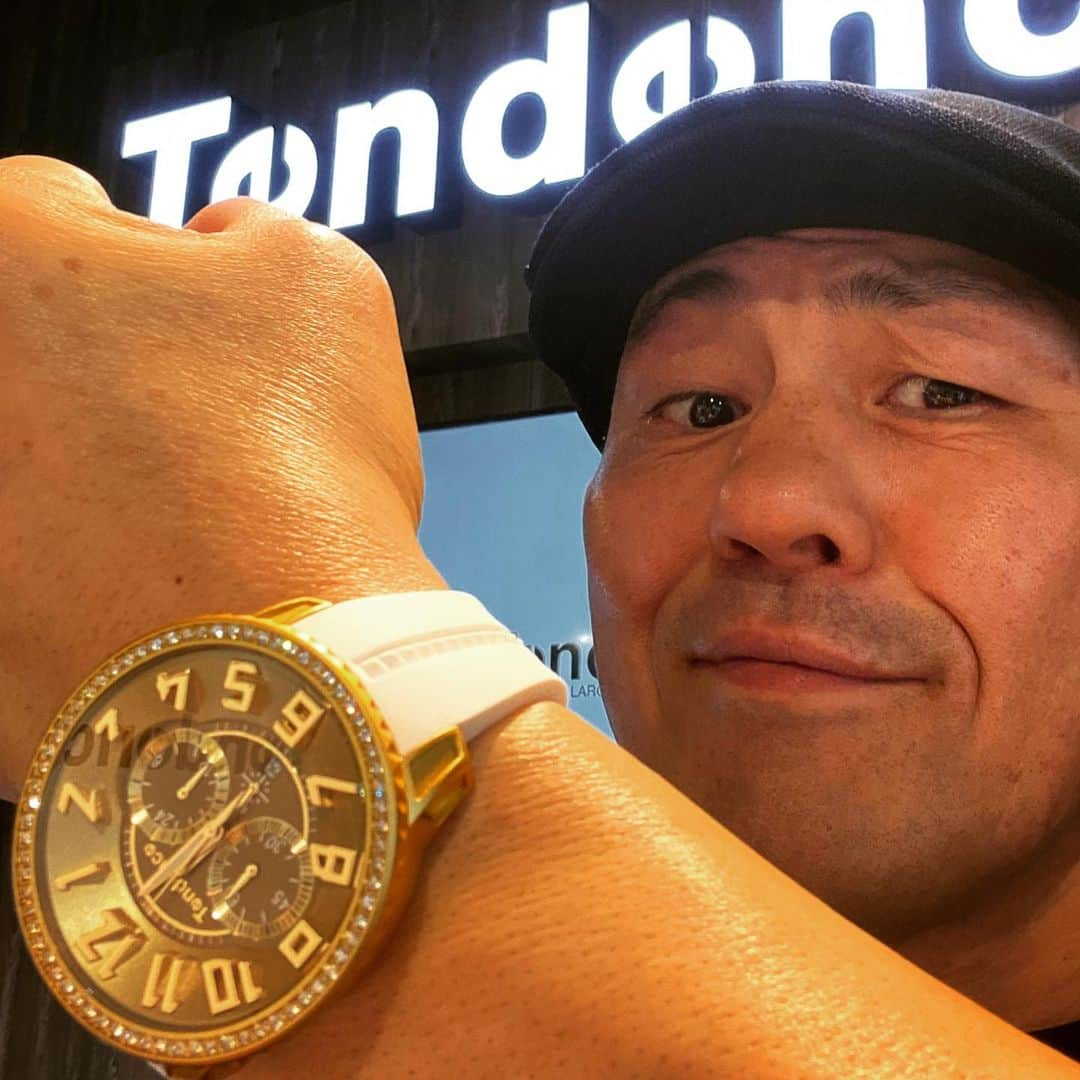 鈴木みのるさんのインスタグラム写真 - (鈴木みのるInstagram)「What time ?  #tendencewatch  #tendencejapan 近年オレが愛用している腕時計…テンデンスの表参道へ行ってきた。そこでの会話の一部…「え？これ新作？…かっけぇ〜！じゃあ、こっちは？なになに…フムフム…そんなことなら、それをこうしてこうしましょう…」みんなには何のことだか全然わからんが、まぁ良い話だったって感じ。ちなみにこのゴールド&ホワイトは3月発売の新作を一足お先にゲェットゥ〜したぜ！」2月25日 16時54分 - suzuki.d.minoru