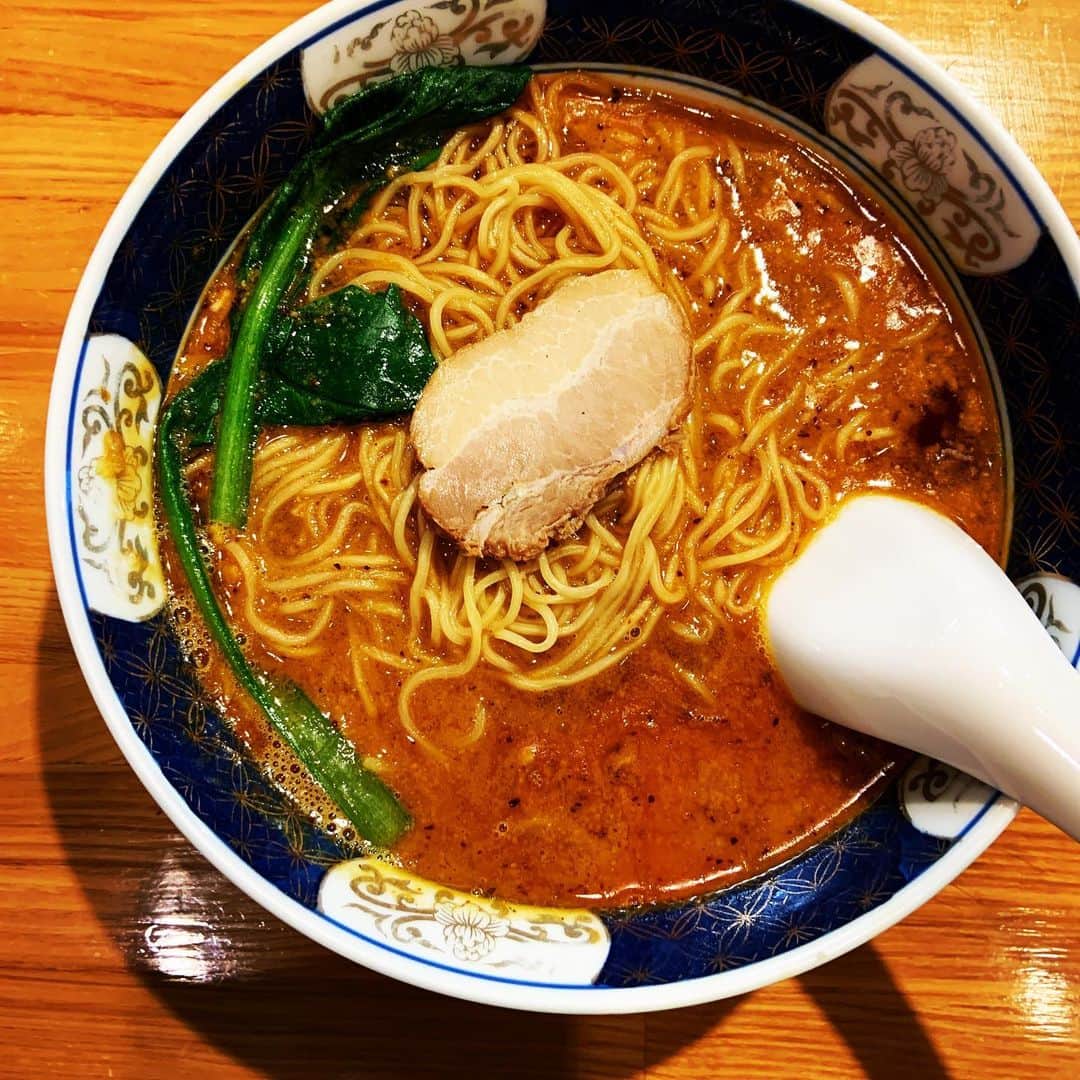 のインスタグラム：「打ち合わせ続きで遅めの昼ごはん。久しぶりに食べたはしごの担々麺。ごはんに細切りたくあん添え。よく考えたら、あ、よく考えなくてもラーメンライスではないかこれは。はしごの担々麺には白米が合うのだ。仕方がない。 #担々麺 #ごはん添え #食べ盛りか」
