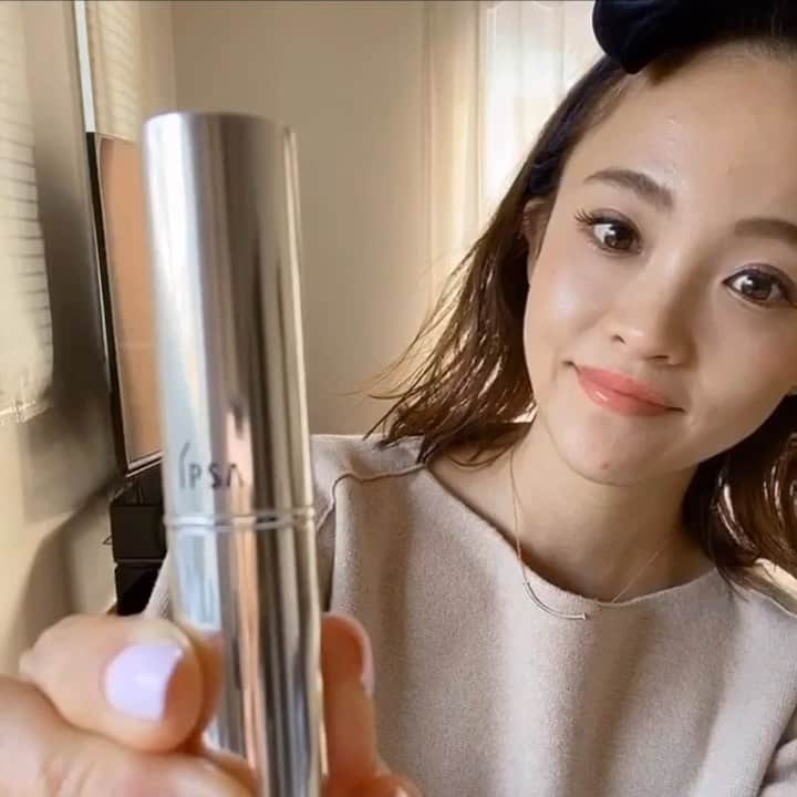 のインスタグラム：「持ち運び用のポーチにも常備しているハイライト✨ ・ 素肌には足りない光を補って、透明感を高める化粧下地で人気のIPSAの下地と同じ技術で作られた✔︎イプサ　キャッチライトスティック ・ ハイライト1本で瞳の印象まで変わるので、日中や夜までお出掛けの際のメイク直しにもマストなアイテム👀♥︎ ・ #キャッチライトスティック #PR #IPSA #イプサ #ツヤ肌#ハイライト#ツヤ肌メイク#コスメ」