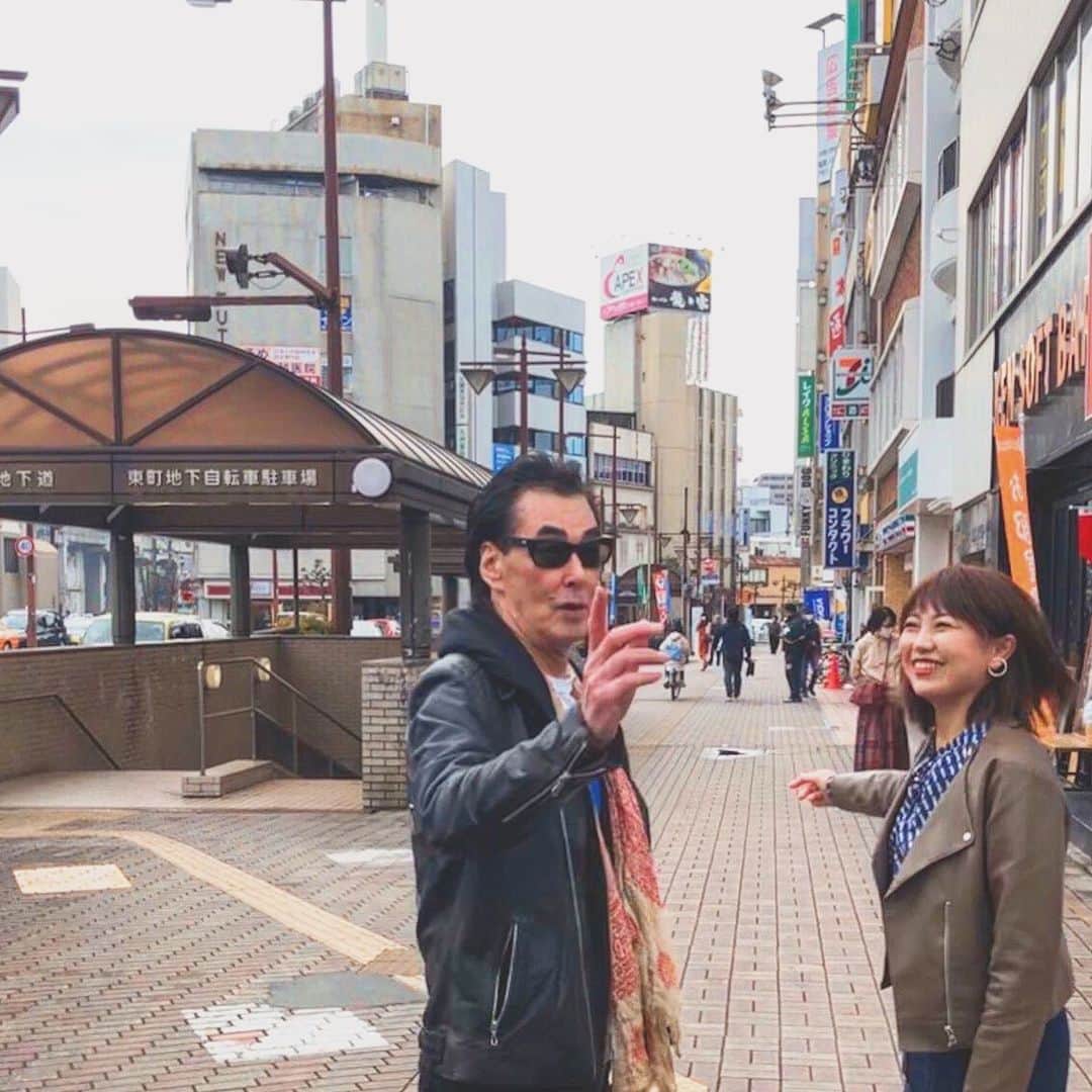 のインスタグラム：「. . 日本を代表するギターロックバンド、シーナ&ロケッツの　#鮎川誠　さんを鮎川さんの故郷、久留米でおもてなし🎸✨ .  実際にお会いした鮎川さんは、ロックでスタイリッシュな外見（めちゃくちゃかっこいい。） を良い意味で裏切る、 本当に愛情溢れる包み込まれるような空気感を持つ方でした。 鮎川さんの周りにゆったりとしたポッと温かい空気が生まれるような… そして音楽のことを語る時は本当に楽しそうに、本気で人生を楽しんでいらっしゃる方なのだということが伝わってきました😊 . . 奥様の名前にちなんで「シーナ」と名付けられた、椿。 本当に大事そうに、嬉しそうに、、いつまでも椿を眺めていらっしゃったのが印象的でした🌸今映像を拝見しても、女性が憧れるくらいかっこよくて綺麗なシーナさん。 お会いしてみたかったな。 . #鮎川さんの温かい空気にリラックスしすぎる #初めてお会いしたふみさんのお店✨ #マリブ　へ　@hamburger_malibu  #明るくてパワフル #久留米のハンバーガー店 #肉肉しい感動的においしいハンバーガー #またお話しにいきたい　 #そんなパワースポットみたいな方々に囲まれた１日🦁 #シナロケ　#シーナアンドロケッツ」