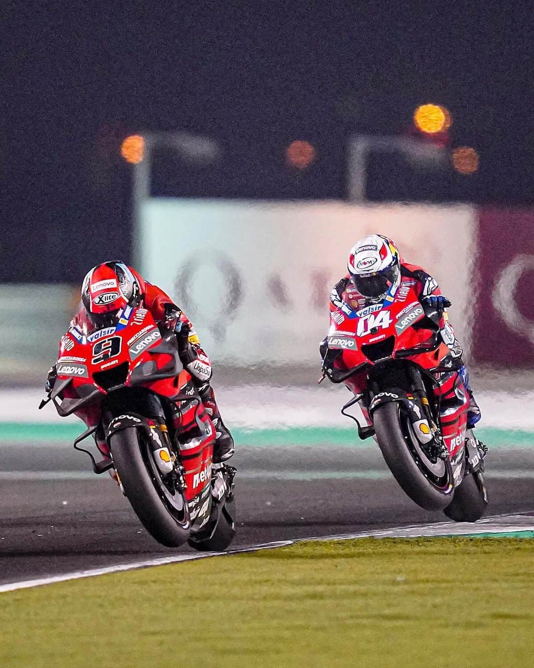 のインスタグラム：「【MotoGP】カタール🇶🇦で開催されたオフィシャル・テストに参加！  セパンで行われたオフィシャル・テストに続き、2回目のテストがカタールのロサイル・インターナショナル・サーキットで3日間開催されました。 テスト最終日には開幕戦に向けた最終調整を行い、ロングランテストを終えたアンドレア・ドヴィツィオーゾとダニーロ・ペトルッチからポジティブなフィードバックを受けました。  開幕戦は3/6-3/8に今回テストが行われたカタール🇶🇦のロサイル・インターナショナル・サーキットで開催されます。 2020年シーズンもドゥカティチームへのご声援をよろしくお願いします！  #DucatiTeam2020 #forzaducati #ducati #motogp #ドゥカティいいじゃん」