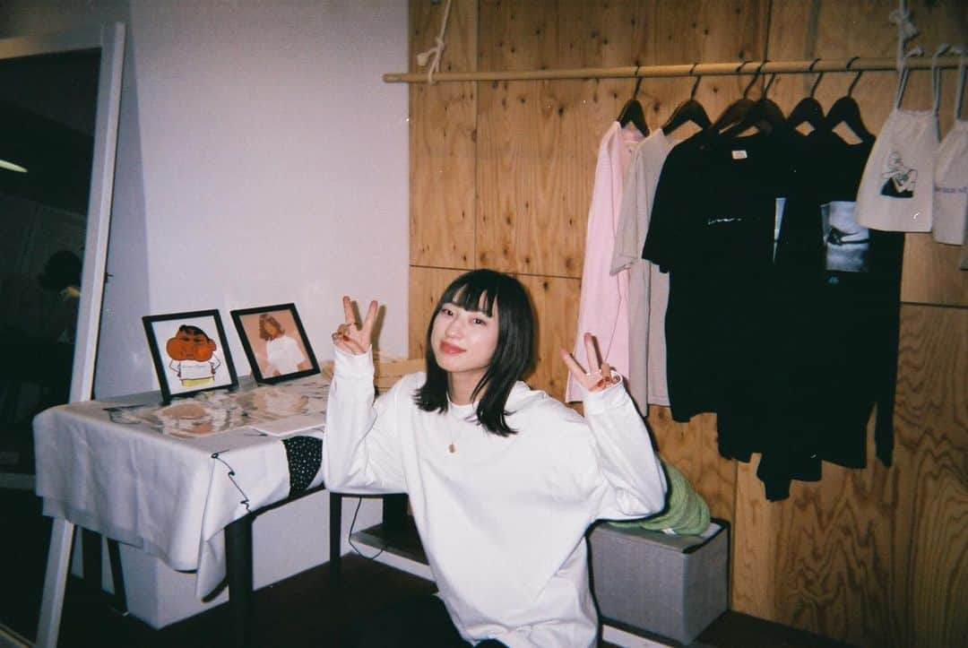 渡邉真梨奈さんのインスタグラム写真 - (渡邉真梨奈Instagram)「2020.2.8 bena style POP UP 📷  bena styleを通して 私が伝えていきたい事 やりたい事への実現には まだ時間が必要ですが 今できることの中でなるべく 環境に配慮した素材を選び 出来た一つ一つのアイテムを これまで色んな方々に手にとって 頂けて本当に嬉しいです。  もっと色んな洋服を生地からデザインして作り上げていきたいのが本心であり目標であります！ 勉強しながら一歩一歩実現に向けて頑張ります！ 今後の @benastylejapan もお楽しみに！ #_benastyle_ #サステイナブル #sustainablefashion  #やりたい事がいくつあってもいいじゃない #二面性で生きたい #私の人生」2月25日 17時14分 - b_e_n_a_92