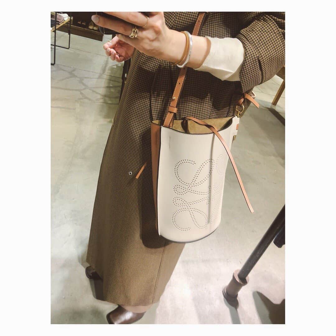 野尻美穂のインスタグラム：「New in!!! 結局こっちのカラーにした🥺 #loewe #ゲートバケットアナグラムバッグ」