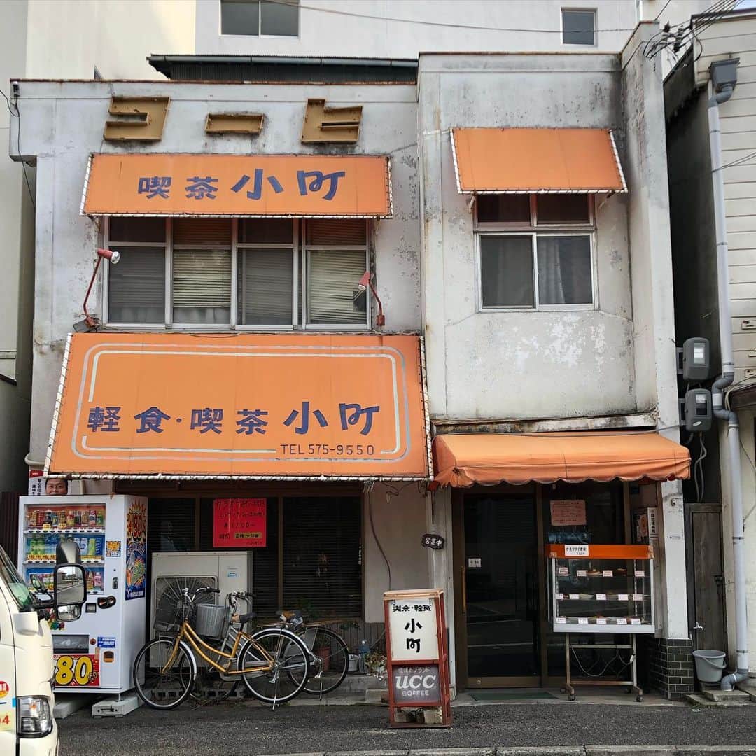 能町みね子さんのインスタグラム写真 - (能町みね子Instagram)「#喫茶メモ 神戸新開地 小町/ 完全にカラオケ喫茶に変わってしまったようなので本当は守備範囲外なんですけど、ロゴも建物もあまりにもかわいいので…。知らずに入りましたが、パノラマパナマタウンの聖地(?)のようでした」2月25日 17時21分 - nmcmnc