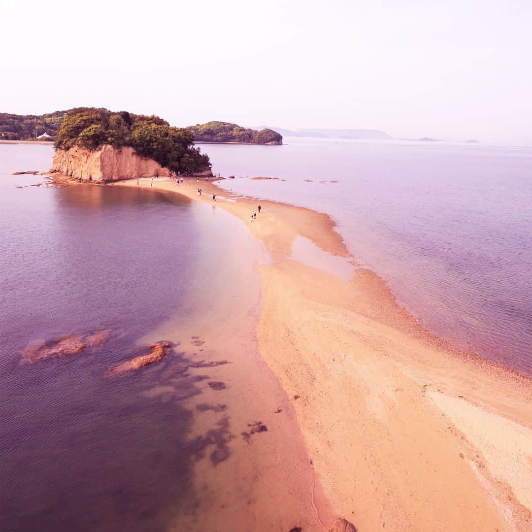 JALさんのインスタグラム写真 - (JALInstagram)「. This small strip of land appears only at low tide twice a day in Kagawa Prefecture.  It's a lover's sanctuary for a fleeting moment⏰ #TogetherThisFebruary  1日に2回、干潮の時にだけ現れる #エンジェルロード ✨ 限られた時間だけの、恋人の聖地です🕰 . . Post your memories with #FlyJAL  #JapanAirlines  #japan #kagawa #angelroad #moment_oftheday」2月25日 17時30分 - japanairlines_jal