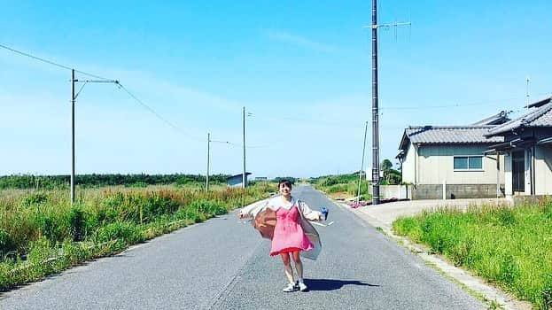 伊藤寧々さんのインスタグラム写真 - (伊藤寧々Instagram)「映画「ウーマンウーマンウーマン」ㅤㅤㅤㅤㅤㅤㅤㅤㅤㅤㅤㅤㅤ 撮影したのはもう早2年前。 2年前の写真を少し振り返り^ ^✨ ㅤㅤㅤㅤㅤㅤㅤㅤㅤㅤㅤㅤㅤ 1.  映画のワンシーン、嬉しいことに嫌いになりそうという感想をいただける仕上がりでした😂✨笑 こういった役も少ないので新鮮！ ㅤㅤㅤㅤㅤㅤㅤㅤㅤㅤㅤㅤㅤ 2.3  ラストシーンのとある大自然に。海外っぽい！ ㅤㅤㅤㅤㅤㅤㅤㅤㅤㅤㅤㅤㅤ 4.  女の話撮影時の写真📷 本編では高山とミサキはバチバチですが、プライベートでは超美人なお姉さまの佐藤乃莉さん。乃莉さんのような素敵なオーラの女性になりたいものです😭✨ ㅤㅤㅤㅤㅤㅤㅤㅤㅤㅤㅤㅤㅤ 5.  2020年ver.私たちからメッセージ。 ㅤㅤㅤㅤㅤㅤㅤㅤㅤㅤㅤㅤㅤ ただいまテアトル新宿にて、レイトショーで公開中の映画「ウーマンウーマンウーマン完全版」。 まだの方はこの機会に是非観てくださいね〜！ ㅤㅤㅤㅤㅤㅤㅤㅤㅤㅤㅤㅤㅤ #ウーマンウーマンウーマン  #ウーマンウーマンウーマン完全版」2月25日 17時35分 - 12neneito12