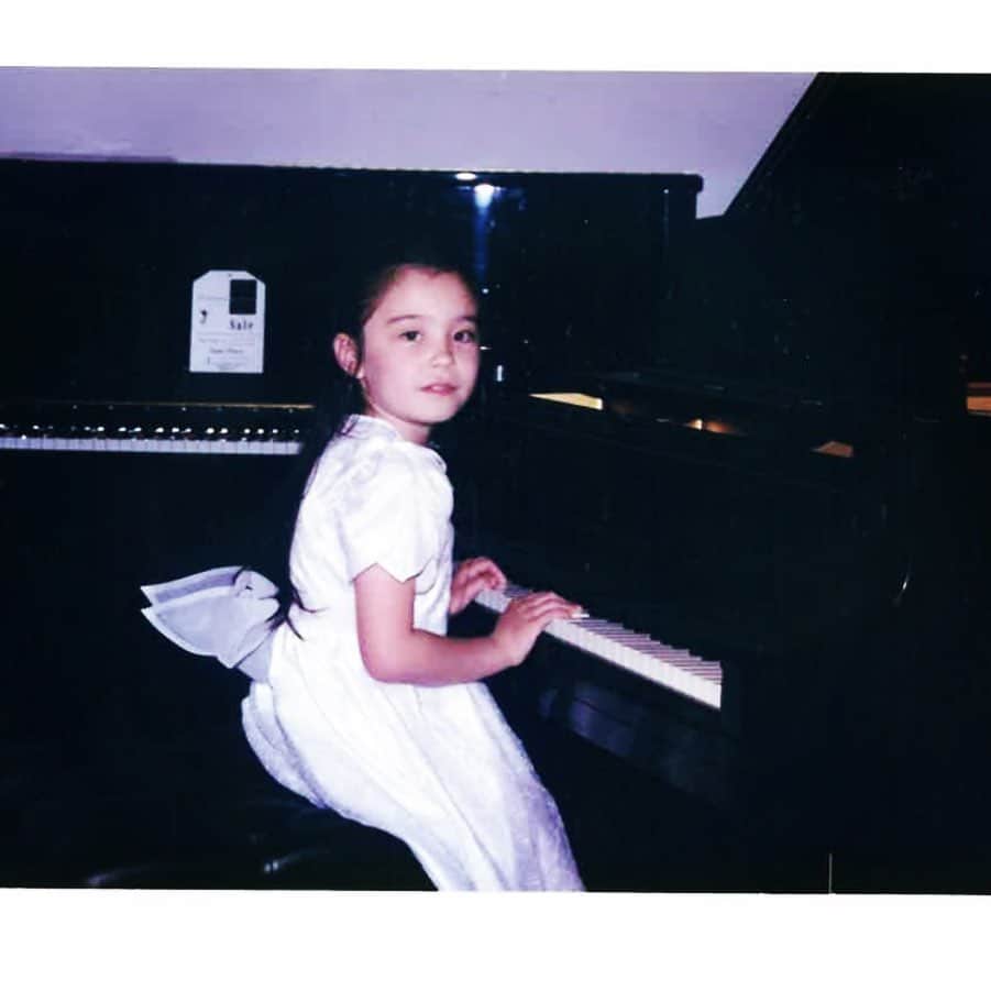 エミ・マイヤーのインスタグラム：「Reminder to self to keep practicing 🎹 大人になって忙しくなっても、ピアノの練習を続けないと！でないと長年頑張った時間がもったいないぞーと自分に言い聞かせる写真😬」