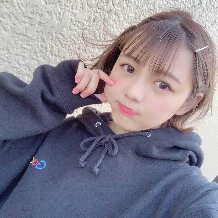 みさねのインスタグラム：「珍しく外ハネ🐨 春っぽいメイクしてみたピンクベージュ🌸 ㅤ カラコンはフランミーの新色きなこロール✌🏻透明感あってかわいい🥺 ㅤ そしてGoogleパーカーもかわいい✊🏻✊🏻✊🏻 ㅤ #春メイク #メイク #前髪アレンジ #ボブアレンジ #フランミー #FLANMY #カラコン #きなこロール #カラコンレポ #パーカー #古着女子」