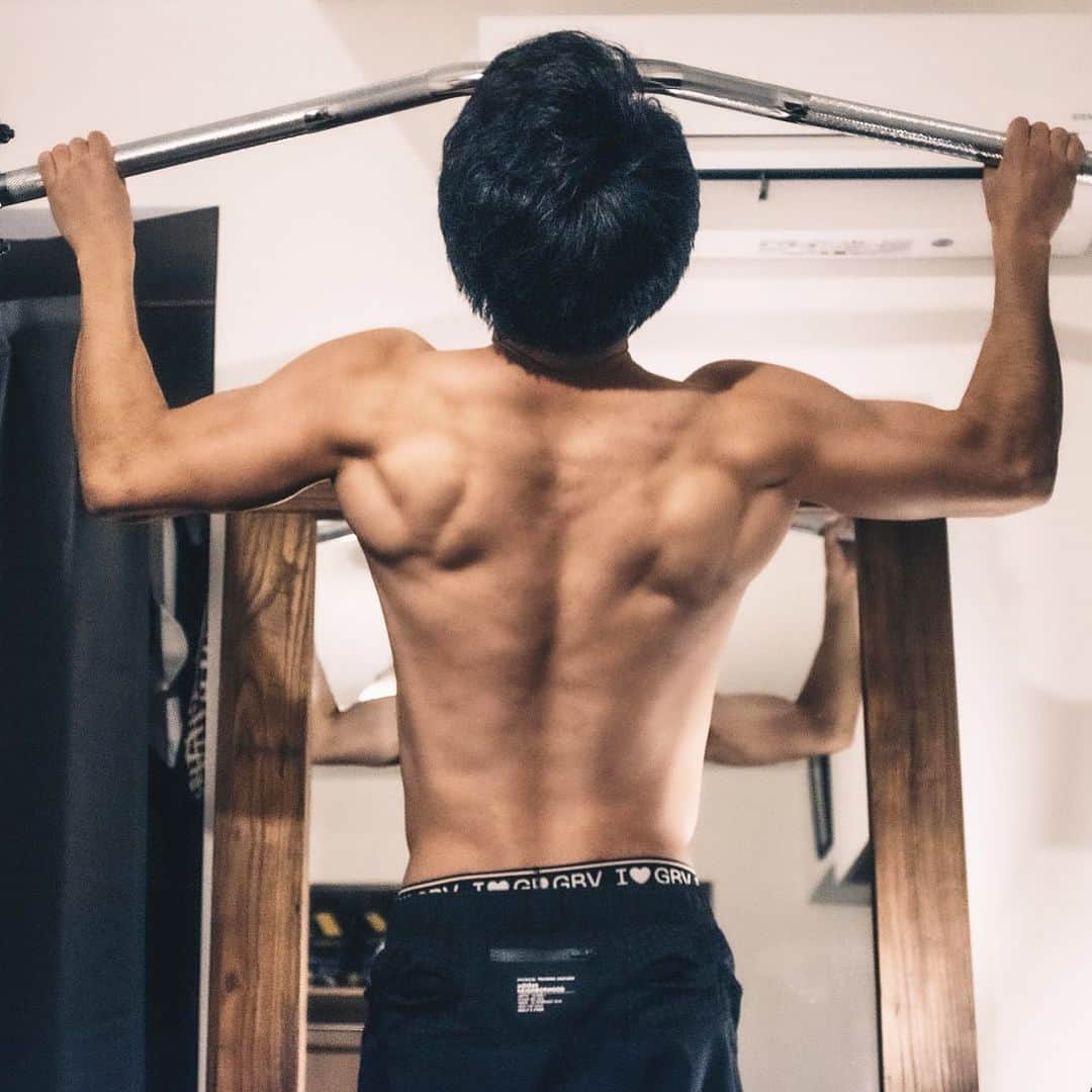 土橋優樹のインスタグラム：「歪な背中！懸垂！  #筋トレ #トレーニング #筋肉 #筋トレ好きと繋がりたい #ベンチプレス #スクワット #ダンベルカール #懸垂 #チンニング #筋トレ女子 #筋トレ男子」