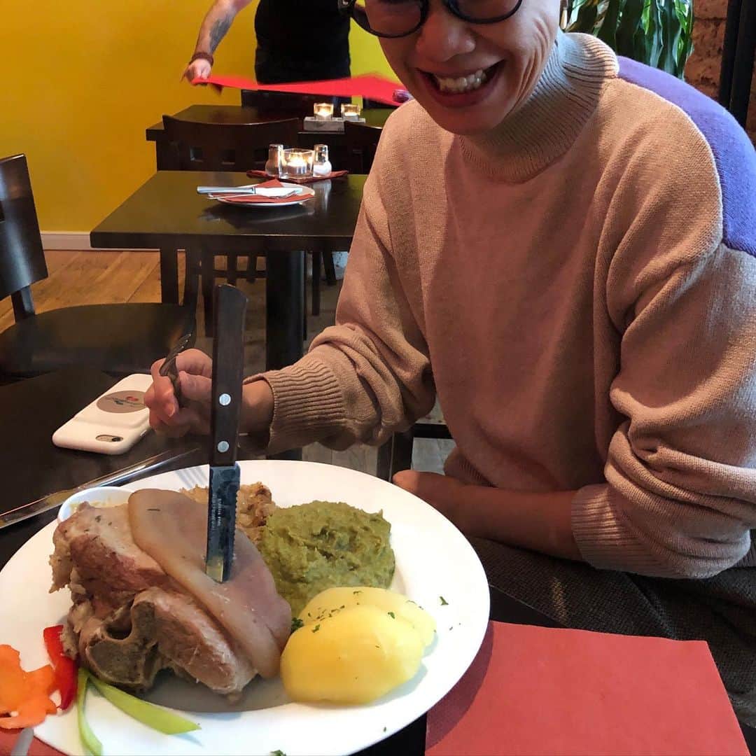 渡辺真起子さんのインスタグラム写真 - (渡辺真起子Instagram)「伝統料理を。 アイスバイン。 ビックリ。 美味しかったよ。 完食なりませんでしたが。  TripAdvisor って便利だ。」2月25日 17時47分 - watanabe_makiko