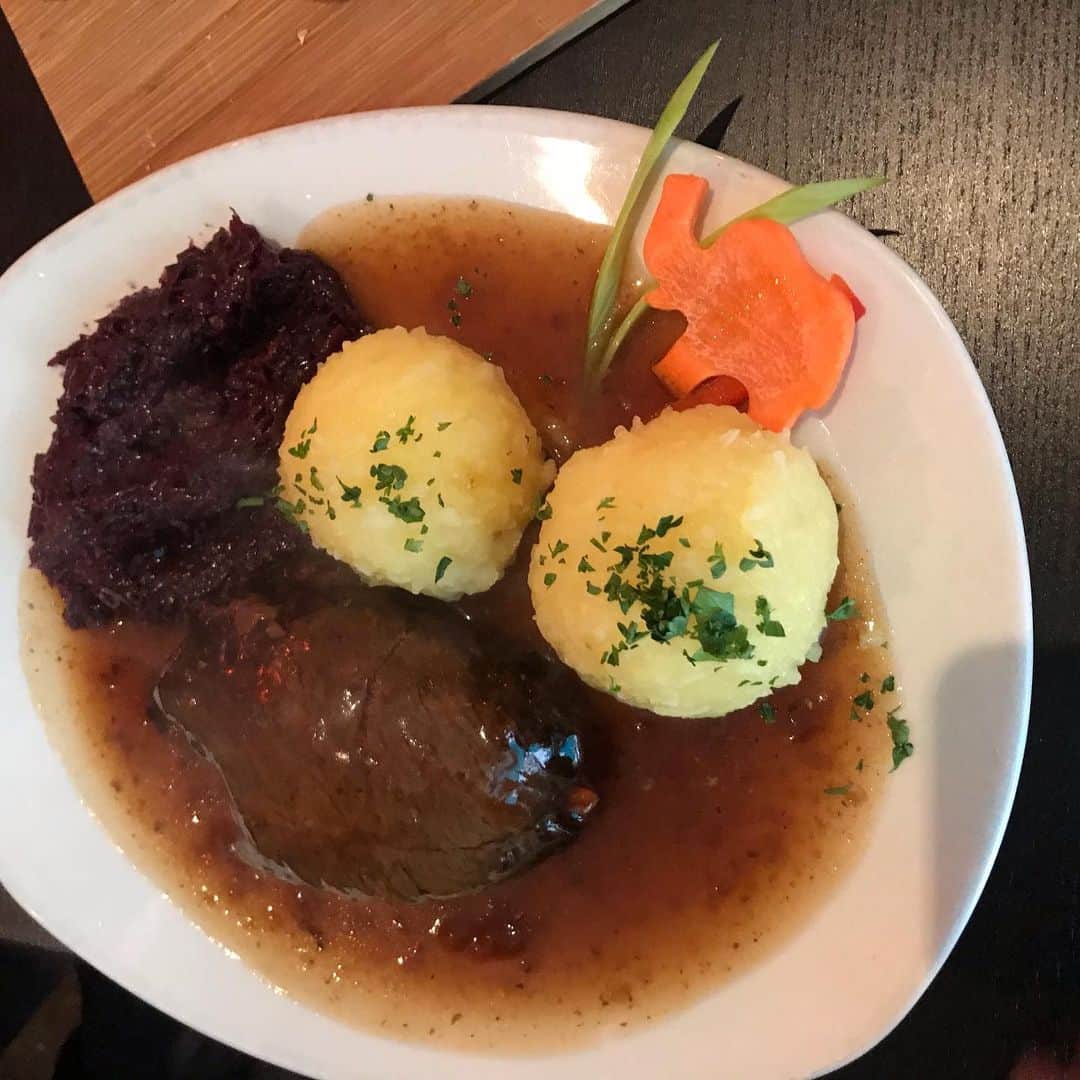 渡辺真起子さんのインスタグラム写真 - (渡辺真起子Instagram)「伝統料理を。 アイスバイン。 ビックリ。 美味しかったよ。 完食なりませんでしたが。  TripAdvisor って便利だ。」2月25日 17時47分 - watanabe_makiko