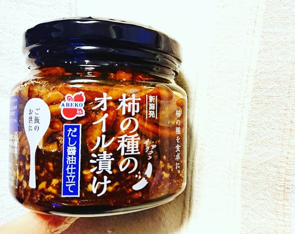 のインスタグラム：「先日取材させていただいた新潟県小千谷市の阿部幸製菓さん✨  柿の種のオイル漬け✨ 柿ピーの進化が止まりません‼️ そして長者盛さんのお酒のラベルが😂😂😂子供達が描いた故郷愛たっぷりのイラスト💘💘💘 #柿の種  #柿ピー #小千谷市 #阿部幸製菓 #柿の種のオイル漬け #ごはんのおとも #ご飯のおとも #ザクザク #上ちゃんありがとう #今夜が楽しみ☺️ #伊勢みずほ」