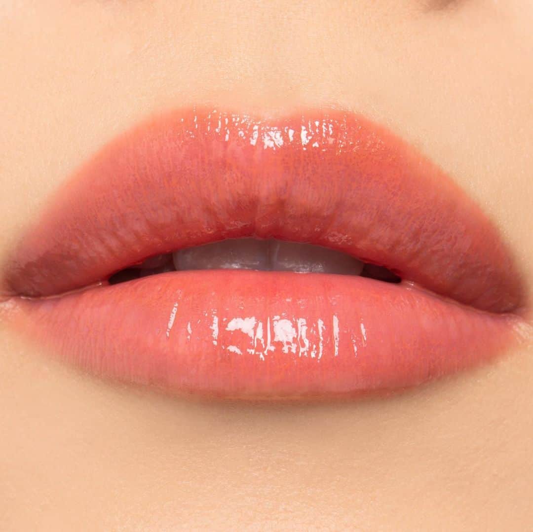 M∙A∙C Cosmetics Japanのインスタグラム：「この春、大学生になる方に﻿ おすすめのメイク💄🌸[リップ編]﻿ ﻿ ﻿ 口もとはほのかに彩り、ふっくらと柔らかく整えるリップオイルティントを💋とろけるようなテクスチャーで唇に溶け込みます✨﻿ リップケア&リップメイク下地とのセット使いでなめらかな唇をキープして💡﻿ ﻿ ﻿ 使用製品は2枚目をチェック👉﻿ ↓↓使用製品↓↓﻿ ☑︎ヒント オブ カラー リップ オイル: ペール プリンセス﻿ ☑︎リップ コンディショナー﻿ ﻿ ﻿ MODEL:﻿ M·A·C ARTIST SAYORI NISHIMURA @mac_tckw﻿ PHOTO: @takaki_iwata﻿ ﻿ ㅤ﻿ #MACCosmeticsJapan #MACコスメ #MACCosmetics #メイク #コスメ #メイクアップ #アイカラー #チーク #コスメ紹介 #春メイク #春コスメ #メイク道具 #メイクプロセス #メイク用品 #セルフメイク #今日のメイク #お気に入りコスメ #大学生メイク #リップグロス #リップメイク #MAClipstick #MACloveslips #MACリップ #cosmetics #makeup」