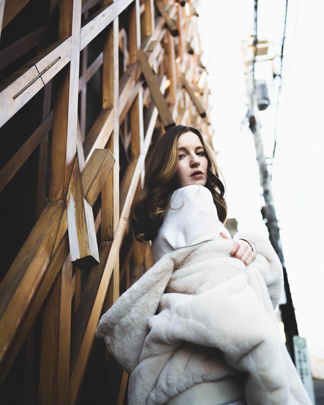 Lisaさんのインスタグラム写真 - (LisaInstagram)「木造 **** Camera @shisonydayo  #wood #tokyo #zara #egoist #外巻き #木 #木造 #毛皮コート #建築 #デザイン #モデル #ポートレート #tokyo #portrait #japan #furcoat #fashion #ファッション #撮影　#東京 #shooting #tokyo  #ロシア人 #レディースファッション #russian #冬コーデ」2月25日 8時53分 - lisa.sekai