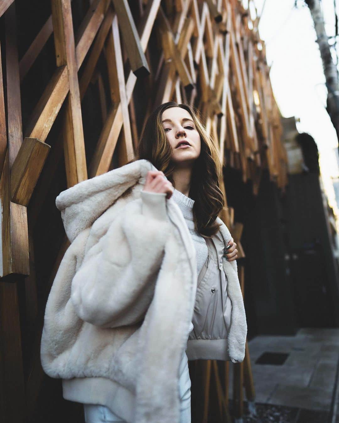 Lisaさんのインスタグラム写真 - (LisaInstagram)「木造 **** Camera @shisonydayo  #wood #tokyo #zara #egoist #外巻き #木 #木造 #毛皮コート #建築 #デザイン #モデル #ポートレート #tokyo #portrait #japan #furcoat #fashion #ファッション #撮影　#東京 #shooting #tokyo  #ロシア人 #レディースファッション #russian #冬コーデ」2月25日 8時53分 - lisa.sekai