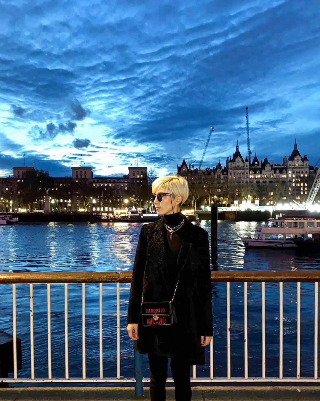 サマンサ麻里子さんのインスタグラム写真 - (サマンサ麻里子Instagram)「My very first time in London for some very important business ✨ Feeling incredibly lucky to be visiting a dream city on the job. #thankful 初めてのロンドンは出張のため。ずっと行ってみたかった場所に行けて幸せ✨ . . . #london #england #travel #wanderlust #waterloo #waterloobridge #nightlife #eveningstroll #weekendvibes #uk #desigual #drmartens #esqape #travelblogger #onbusiness #businesstrip #tokyoblogger #samanthamariko」2月25日 8時54分 - samanthamariko
