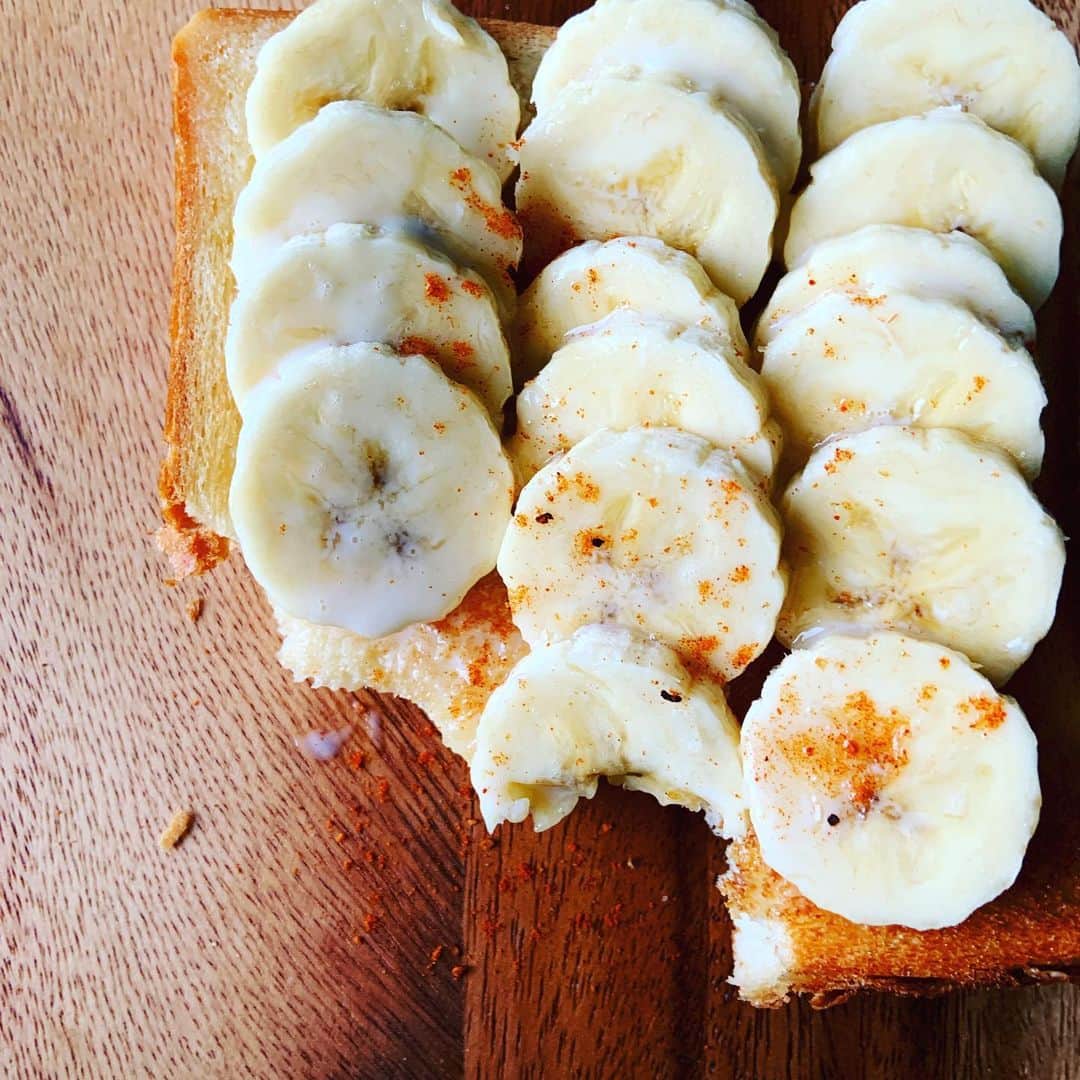 のインスタグラム：「お昼がしっかりだったので、夜になってもお腹が空かずフルーツと甘酒トマトジュースで済ませたため、さすがにお腹が空いて目覚める。バタートーストにバナナを並べて練乳。仕上げにAPOC @okawamasako  のクレオールスパイスミックスでピリリと引き締まり、好みの甘じょっぱ味に。 #ブレドール葉山  #エシレバター入り角食  #バナナトースト #バターは有塩派 #クレオールスパイスミックス」