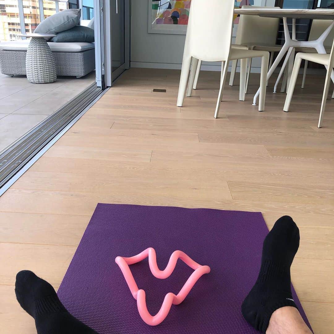 西岡剛のインスタグラム：「1人でストレッチするのに、凄くいい器具に出会って愛用しています😃  去年何気なく入った栃木県のドンキホーテにあったので買いました。  調べると保坂尚希さんプロデュースなんですね‼️ 肩甲骨の柔軟性、背骨周りの柔軟性だすのにいいです！  全く運動してない人には最初痛いかも😅  #西岡剛 #ストレッチハーツ」