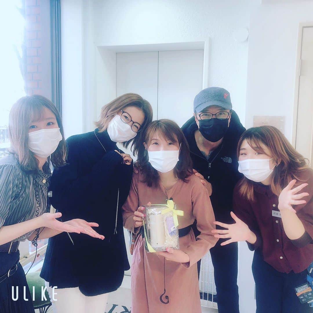 黒田アーサーのインスタグラム：「昨日は夫婦でフォルテ表参道店で炭酸ヘッドスパをして来ました😉👍でも1番の目的は僕の担当スタイリスト千鶴ちゃんが結婚したので、お祝いとプレゼントを渡したかったから❣️😊 千鶴ちゃん、結婚本当におめでとう㊗️🎉幸せになってね💕写メは千鶴ちゃんを囲んで、僕の炭酸ヘッドスパ担当の2人村井ちゃんと大崎ちゃん💕😊いつも有り難うね！ #フォルテ表参道店  #炭酸ヘッドスパ #結婚祝いギフト  #千鶴ちゃん #結婚おめでとう  #村井ちゃん #大崎ちゃん」