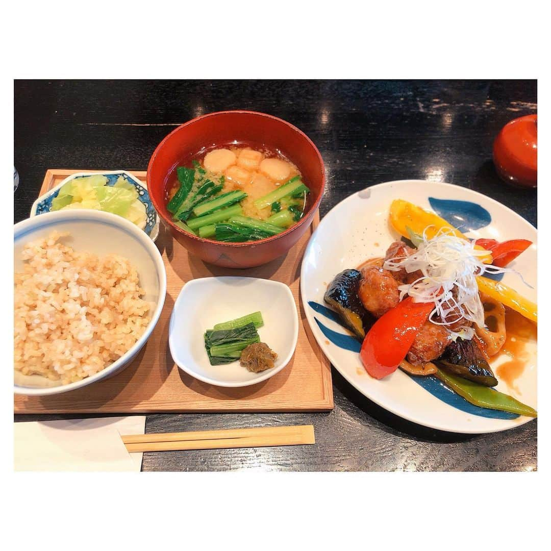 色紙千尋さんのインスタグラム写真 - (色紙千尋Instagram)「先日のあべゆき りなちとのランチ🥢9年たっても変わらない2人😂✨変わった気がするのはあべさんの眉毛がキリッとしたこと👏笑 #六本木 #酢重ダイニング #ランチ」2月25日 9時27分 - shikishi_chihiro