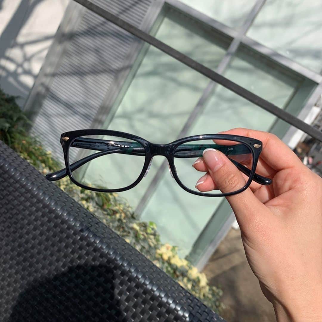 izu（出岡美咲）さんのインスタグラム写真 - (izu（出岡美咲）Instagram)「UVカット機能のある眼鏡を探してたら﻿ Zoffさんから﻿ UVクリアサングラスなるものが出ていると言う事で 早速最近よくつけてます。﻿ ﻿ 暖かくなってきて、カフェもテラス席を選んじゃうから﻿ そんな時にも！﻿ 普通のサングラスだと、何だかカッコつけてる感じが出てムズムズしちゃうんですが クリアサングラスだと﻿ だて眼鏡感覚でどんなシチュエーションでもかけられて嬉しい☺️﻿ ﻿ ﻿ ﻿ ﻿ #Zoff #pr #uvクリアサングラス #こう見えてUVカット #uv対策 #紫外線対策﻿ @zoff_eyewear」2月25日 9時19分 - izu_stagram