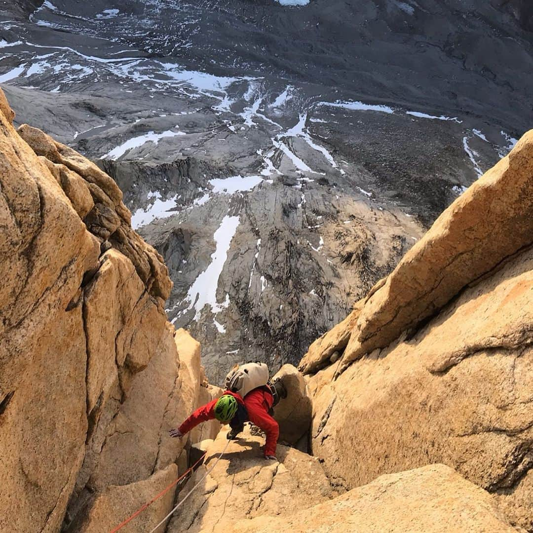 ナーレ・フッカタイバルさんのインスタグラム写真 - (ナーレ・フッカタイバルInstagram)「A couple days ago we got a good weather window in Torres del Paine. Last time rain forced us down after a few pitches followed by the 20km back empty handed. This time with weather on our side we climbed the North tower via Taller del Sol with an adventurous night time descent via Moncino. Finding the rappels proved mildly epic in the dark putting us back at the bivy no earlier than 8AM after an all-nighter. On top of the towers you really feel how wild and remote these mountains are. Good (and stressful) times with @leon_riveros & @nicogantz  @blackdiamond @lasportivagram」2月25日 9時25分 - nalle_hukkataival