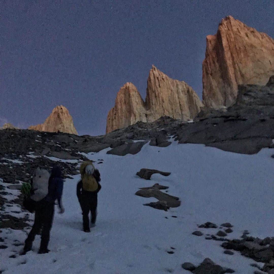 ナーレ・フッカタイバルのインスタグラム：「A couple days ago we got a good weather window in Torres del Paine. Last time rain forced us down after a few pitches followed by the 20km back empty handed. This time with weather on our side we climbed the North tower via Taller del Sol with an adventurous night time descent via Moncino. Finding the rappels proved mildly epic in the dark putting us back at the bivy no earlier than 8AM after an all-nighter. On top of the towers you really feel how wild and remote these mountains are. Good (and stressful) times with @leon_riveros & @nicogantz  @blackdiamond @lasportivagram」