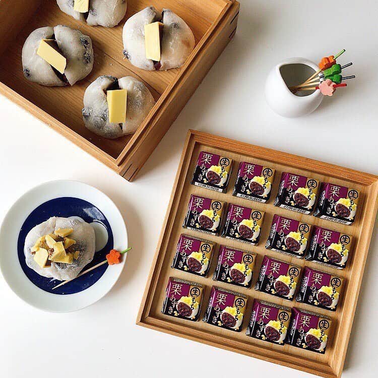 チロルチョコのインスタグラム：「【ローソン先行】 チロルチョコの生もち栗あずき🌰のご紹介です💁‍♀️✨ ・ ・ 栗風味チョコの中に ・あずき風味チョコ ・きなこ ・あずき風味チップ ・生もち をin😋 ・ ・ のび〜るおもちの食感と栗とあずきの組み合わせは和菓子好きにはたまりません😍🌰 ・ ・ 数量限定の為お早めに お買い求め下さい。 また取扱いのない店舗もございます。 あらかじめご了承ください🙇‍♂️ ・ ・ ・ #tirol #tirolchoco #チロルチョコ #チロル #チョコレート #おやつタイム #chocolate  #おやつ #onmytable #sweetstable #スイーツ部 #おうちカフェ #日々の暮らし #sweettooth  #チョコ #おやつの時間  #スイーツ女子  #スイーツ男子  #チョコラブ  #chocolatelover  #snack #スイーツ大好き #sweetsmile #スイーツ  #shopチロルチョコ#ローソン先行#生もち栗あずき#限定」