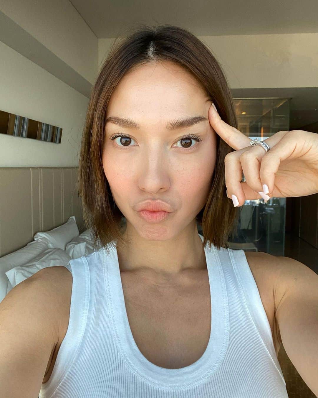 Livさんのインスタグラム写真 - (LivInstagram)「Who else has 10 products and takes 50% of their time on their eyebrows? I draw my brows differently everyday from pencil, to liquid pen, to powder, to brow mascara - let me know if you want a tutorial! #browgamestrong」2月25日 9時36分 - livlogolding