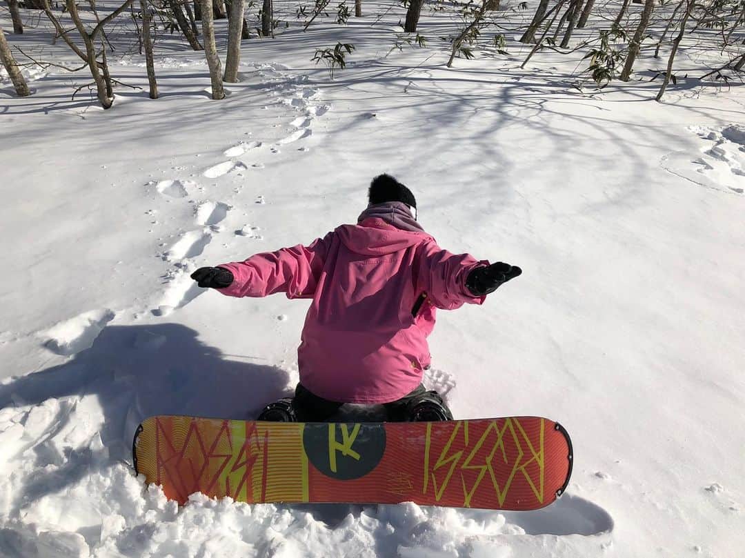 笠原美香さんのインスタグラム写真 - (笠原美香Instagram)「🏂💓 #雪があったら #やりたくなるやつ #ぼふっ #ふかふかじゃなくて #顔強打したのは内緒 #スノボ #snowboarding #雪ダイブ #ゲレンデマジック」2月25日 9時31分 - mika.k419