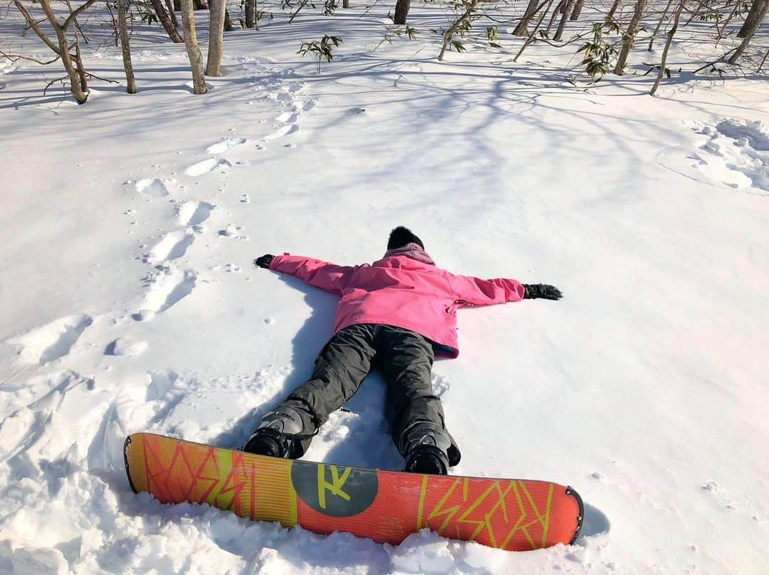 笠原美香さんのインスタグラム写真 - (笠原美香Instagram)「🏂💓 #雪があったら #やりたくなるやつ #ぼふっ #ふかふかじゃなくて #顔強打したのは内緒 #スノボ #snowboarding #雪ダイブ #ゲレンデマジック」2月25日 9時31分 - mika.k419