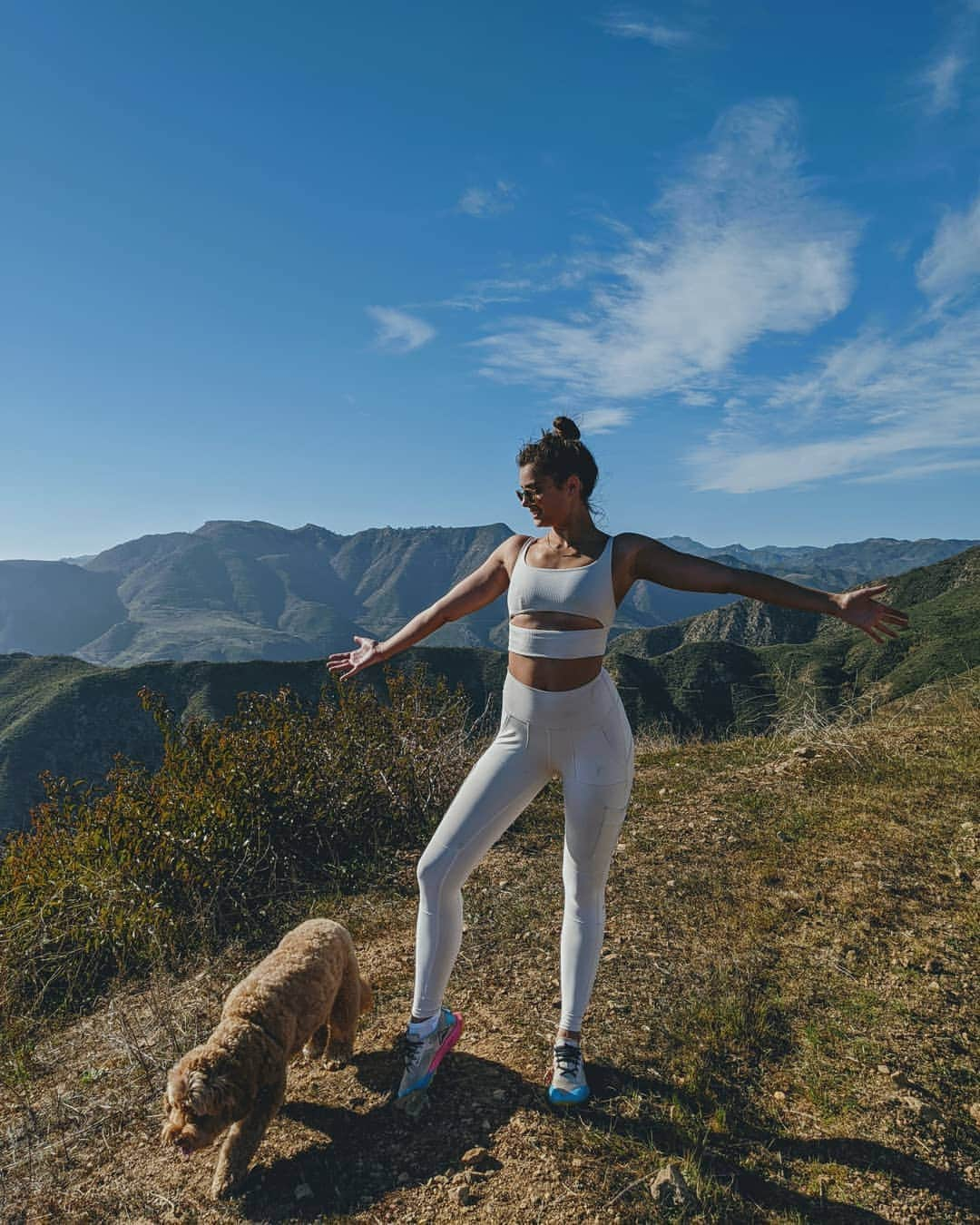 テイラー・ヒルさんのインスタグラム写真 - (テイラー・ヒルInstagram)「Hiking is one my favorite ways to get in some exercise and get my body moving, and the views are always so rewarding 🌞 😊 (Tate also has a great time and he loves to photo bomb)」2月25日 9時38分 - taylor_hill