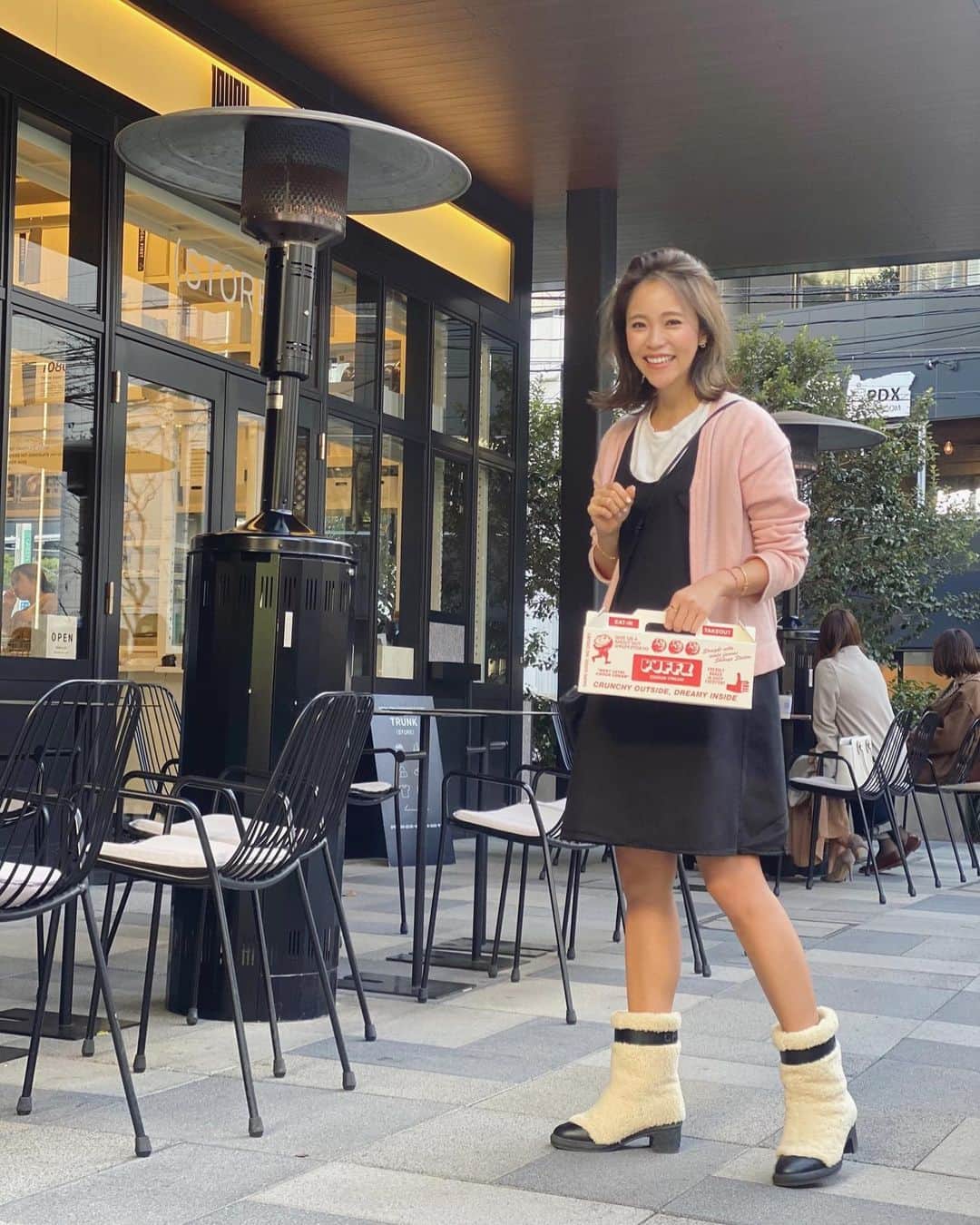 のインスタグラム：「3連休満喫♡ 東京では @puffztokyo のシュークリームも買えて大喜び💭♥️ ・ この箱を持って歩ける喜びの1枚、撮ってもらいました📸笑 ・ ・ #ootd #puffztokyo #coordinate #三連休 #Tokyo #東京スイーツ #シュークリーム」