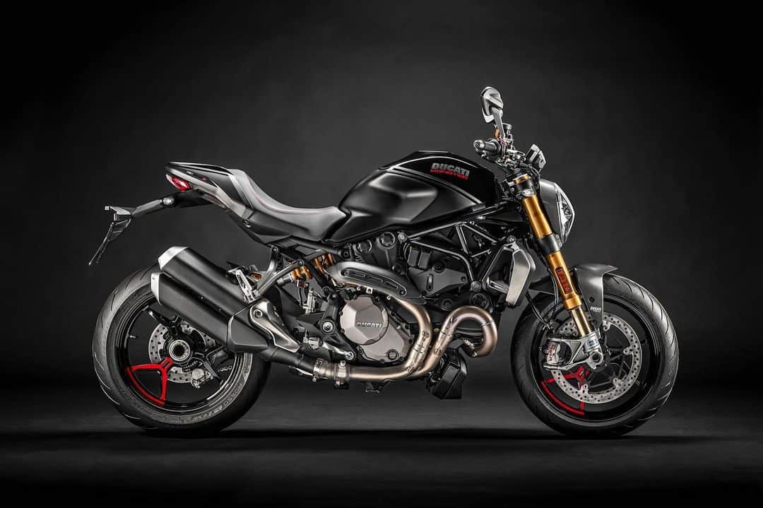 のインスタグラム：「【モーターサイクルショー展示車両紹介/モンスター1200S Black on Black】 ・美しいブラックのコントラスト ・ホイールのレッド・アクセント ・前後オーリンズ製サスペンション  ブラックカラーは様々な表情を持っています。それを表現したのが「モンスター1200S Black on Black」です。艶やかなグロスブラックで仕上げたパーツと、深みのあるマットブラックで仕上げたパーツを組み合わせ、力強さと繊細さを、美しいブラックのコントラストで表現しました。  そして燃料タンクにデザインした「MONSTER」の文字や1200Sの「S」の文字、シートのステッチにはレッドを使用。軽合金Y字3本スポークを採用する前後ホイールには、そのうち1本のY字スポークをレッドにペイント。そのレッド・アクセントにドゥカティのスポーツマインドを込めました。  エンジンは最新世代のテスタストレッタ11°DSを搭載。147psの最高出力を発生し、幅広い回転域で力強いトルクを生み出します。さらに“S”バージョンは、オーリンズ製48mm径フロントフォークと、オーリンズ製リアモノショック(ともにフルアジャスタブル)を装備し、スポーツパフォーマンスに磨きをかけています。 「モンスター1200S Black on Black」は大阪および東京会場に展示予定です。  大阪・東京モーターサイクルショーの出展概要の詳細は @ducatijapan のプロフィール画面のURLからご覧ください。  #大阪モーターサイクルショー2020 #TMCS2020 #ducati #ドゥカティいいじゃん #はじめようバイク」