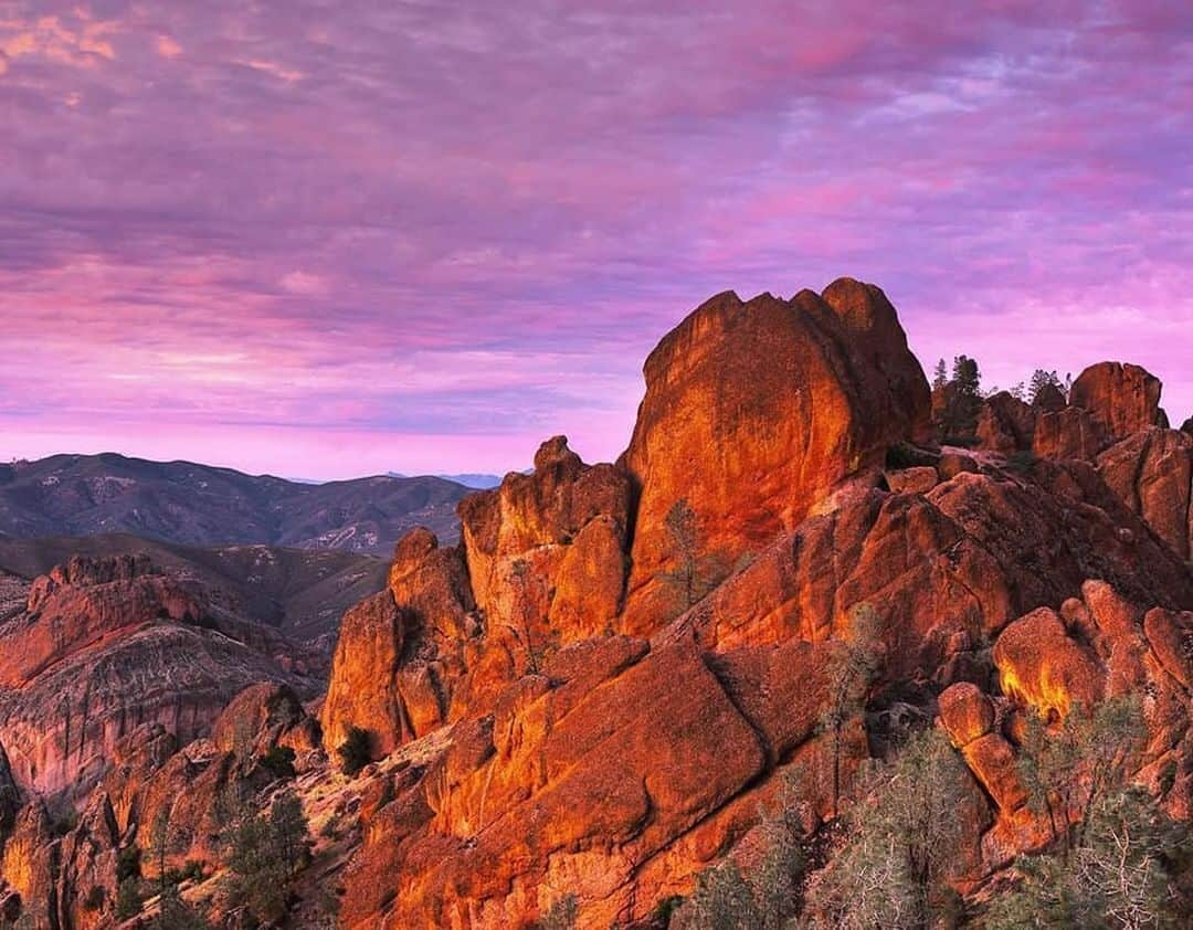 アメリカ内務省さんのインスタグラム写真 - (アメリカ内務省Instagram)「The piercing peaks at Pinnacles National Park were born of lava after an eruption in the earth cascaded down the #California canyons. Look at the sun’s fiery impression on them long enough and the story of the brooding breccia will begin to unfold. From volcanic detonation rose immeasurable beauty. The lava is long gone, but the sun illuminates the pinnacles to appear to be erupting at the seams. Like embers dancing in flames, @PinnaclesNPS is forever altering its features. What are your #PinnaclesMoments? Photo by National Park Service. #usinterior #travel #FindYourPark」2月25日 10時00分 - usinterior