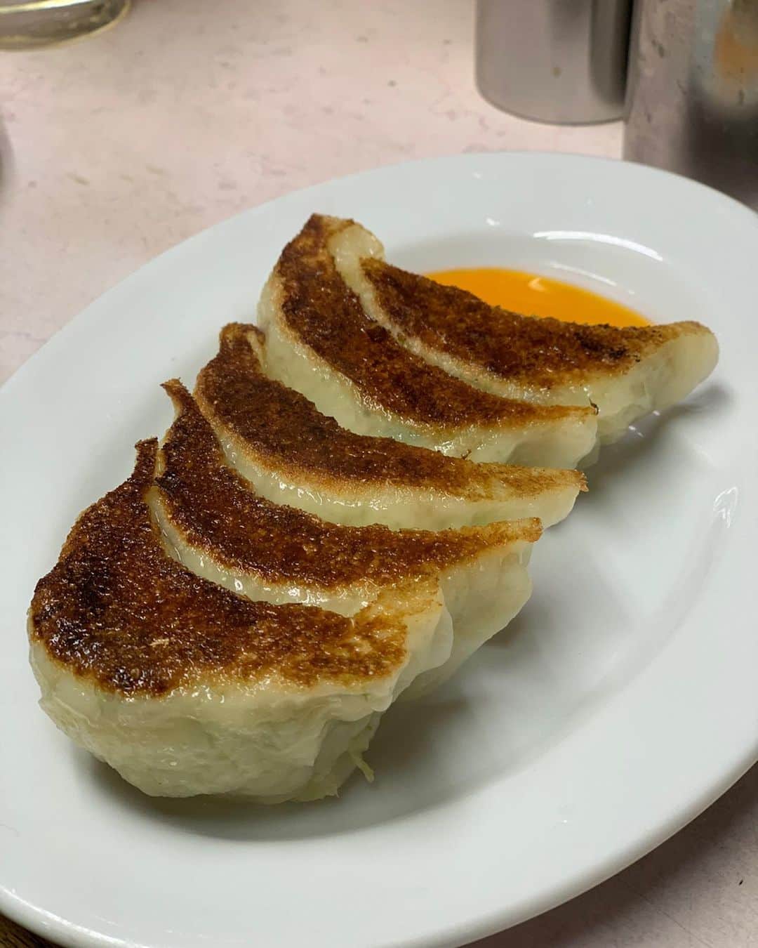 クック井上。さんのインスタグラム写真 - (クック井上。Instagram)「これから毎月、オシャレ雑誌でこの文化を拡めるぞー💪 ※#呑土産(のみやげ) ＝僕が作った造語。パパが呑んだ帰りに買うお土産の略。  呑みに行く回数が多く、深い時間に帰る事もしばしば🍻 けど、お土産があるだけで家族平和が訪れる…かも🥴🎁 逆に言うと、お土産のおかげで、また呑みに行ける🤗 そんな想いと雑談から生まれた新連載スタート‼️ 📖男性ファッション雑誌『#Oceans(#オーシャンズ)』 毎月連載コラム 呑みに行ったら手ブラで帰るな！ ✔︎【クック井上。の“呑土産”】 https://oceans.tokyo.jp/fashion/2020-0224-8/?p_page=3 1回目、否、1品目はやはり #餃子＠ #新宿・#思い出横丁『#岐阜屋 』から🥟  #ファッション #町中華 #町中華で飲ろうぜ #餃子好きな人と繋がりたい #中華料理 #焼き餃子 🥟 #焼餃子 #ギョウザ #ギョーザ #ぎょうざ #gyoza #tokyo #グルメ #料理男子 #野菜ソムリエ #アスリートフードマイスター #フードコーディネーター #食育インストラクター #こども成育インストラクター #料理研究家 #料理芸人 #餃子芸人  #クック井上。」2月25日 10時29分 - cook_inoue