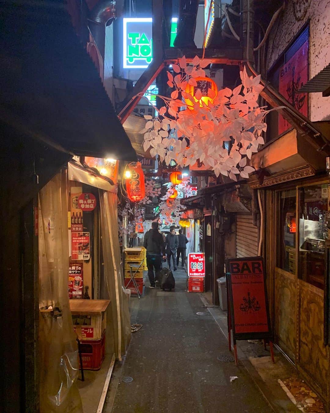 クック井上。さんのインスタグラム写真 - (クック井上。Instagram)「これから毎月、オシャレ雑誌でこの文化を拡めるぞー💪 ※#呑土産(のみやげ) ＝僕が作った造語。パパが呑んだ帰りに買うお土産の略。  呑みに行く回数が多く、深い時間に帰る事もしばしば🍻 けど、お土産があるだけで家族平和が訪れる…かも🥴🎁 逆に言うと、お土産のおかげで、また呑みに行ける🤗 そんな想いと雑談から生まれた新連載スタート‼️ 📖男性ファッション雑誌『#Oceans(#オーシャンズ)』 毎月連載コラム 呑みに行ったら手ブラで帰るな！ ✔︎【クック井上。の“呑土産”】 https://oceans.tokyo.jp/fashion/2020-0224-8/?p_page=3 1回目、否、1品目はやはり #餃子＠ #新宿・#思い出横丁『#岐阜屋 』から🥟  #ファッション #町中華 #町中華で飲ろうぜ #餃子好きな人と繋がりたい #中華料理 #焼き餃子 🥟 #焼餃子 #ギョウザ #ギョーザ #ぎょうざ #gyoza #tokyo #グルメ #料理男子 #野菜ソムリエ #アスリートフードマイスター #フードコーディネーター #食育インストラクター #こども成育インストラクター #料理研究家 #料理芸人 #餃子芸人  #クック井上。」2月25日 10時29分 - cook_inoue