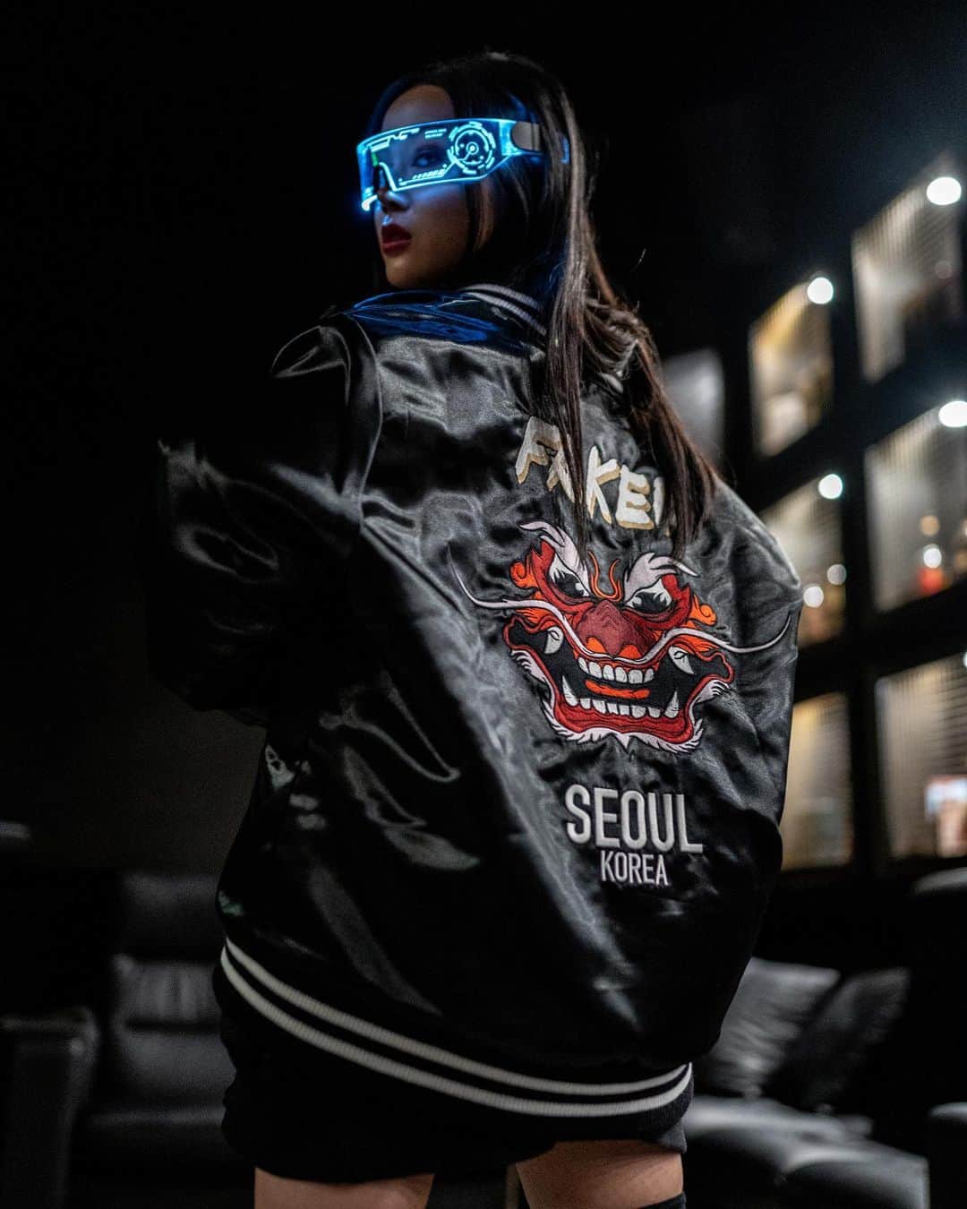 Emily Meiさんのインスタグラム写真 - (Emily MeiInstagram)「Shouldn't have played no games with you, just leveled up my rank 🎮 // TY @t1.esports @playfull for this dope Faker jacket 😈」2月25日 10時45分 - emily.ghoul