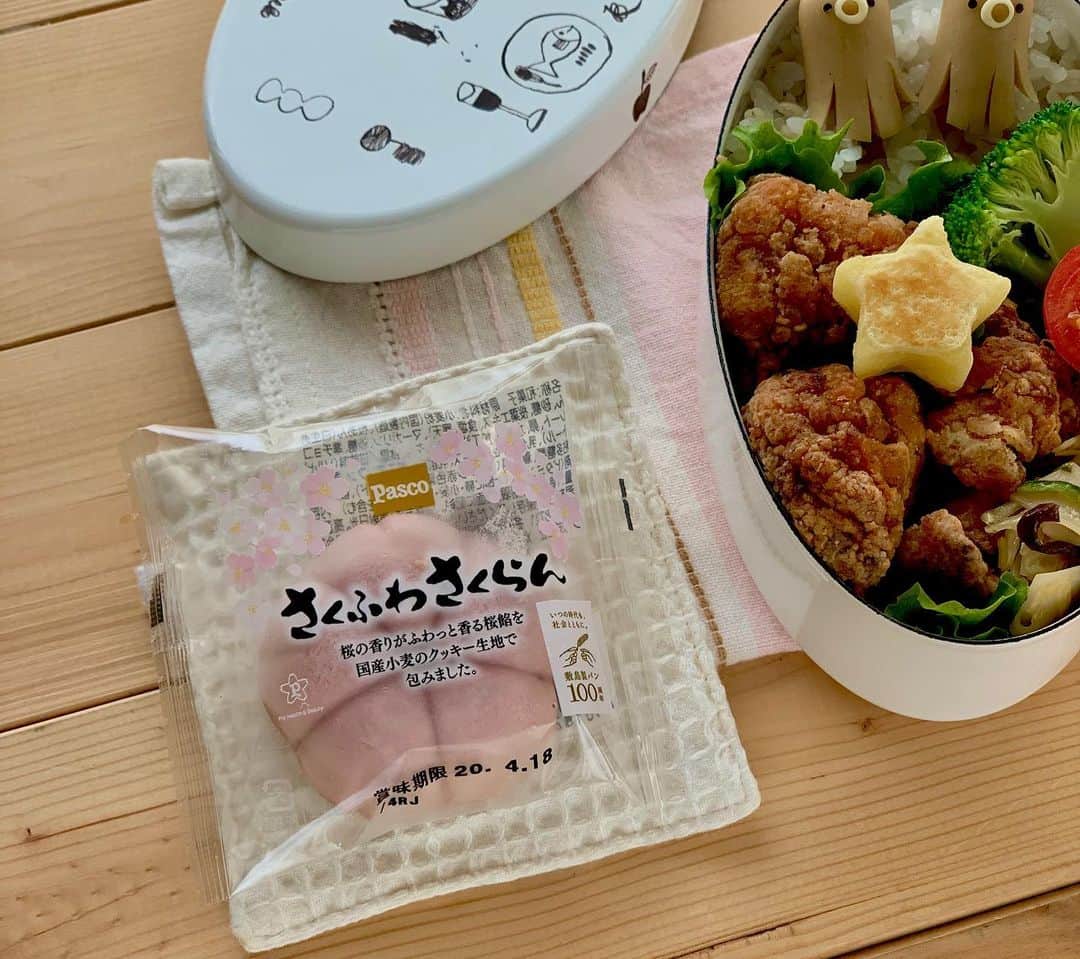 maki ogawaさんのインスタグラム写真 - (maki ogawaInstagram)「Kara-age Bento for son and as his snack, #さくふわさくらん.﻿ ﻿ Recommend this @pasco.jp product sakufuwa-sakuran, if you like sakura flavored snacks. Crispy outside and soft sakura bean paste inside🥰🥰 ﻿ ﻿ 唐揚げ弁当とおやつのさくふわさくらんです。﻿ おやつに一つずつつけることにしました。﻿ ﻿ サクサクのクッキー生地と﻿ ほんのり香る桜餡のバランスがよいですね。﻿ ﻿ お茶にも紅茶にも、コーヒーにもよく合います。﻿ ﻿ 1つ170kcalなのも嬉しいですね。 ﻿ ﻿ (追記)﻿ 白っぽいソーセージは﻿ イオンの無添加ソーセージです。  #pasco #宣伝部長 #敷島製パン #敷島製パン100周年#foodstagram #lunch #Japanese_food #japanfood #yummy #indonesianfood #indonesiancuisine ﻿ #obento  #bento #decoben #bentoexpo #japanesecuisine  #japanesebento #お弁当記録 #料理好きな人と繋がりたい #おべんとう記録 #おべんとう作り楽しもう部 #お弁当 #bentomaker #bentolover #おべんたぐらむ #ママリクッキング #息子弁当 #高校生弁当  http://www.facebook.com/cuteobento」2月25日 10時49分 - cuteobento