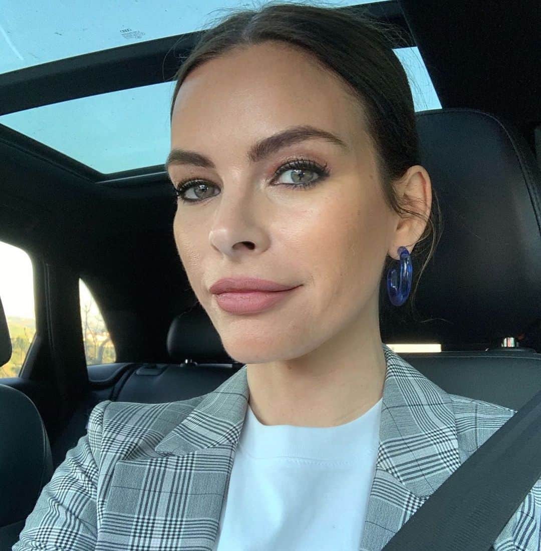 ケリー・オックスフォードのインスタグラム：「I took a selfie at a red light, mid-way through a 45min drive and felt the shame of an entire generation.」