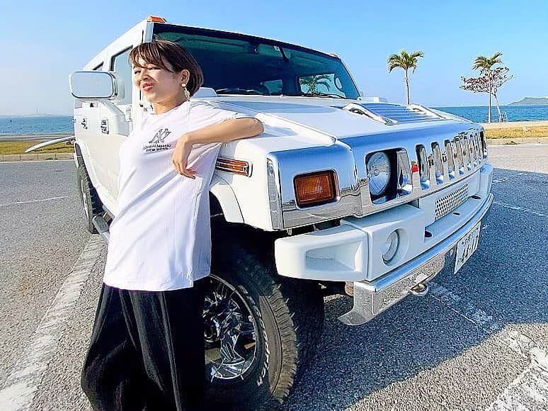 富久美玲のインスタグラム：「_ . 私が好きな車ベスト3のHUMMERさん🚙 . 今回の沖縄旅行でお世話になりました🥺✨ 好きな車を運転出来て最高に幸せでした❤️ . ちなみに、、、 質問が多かったので載せておきますね（笑） . ベスト2はキャデラックのEscaladeさん✨ ベスト1はフォードのEXPEDITIONさん✨ . #hummer#h2#アメ車#外車#四駆#suv#車好き#レンタカー#沖縄#誕生日旅行」