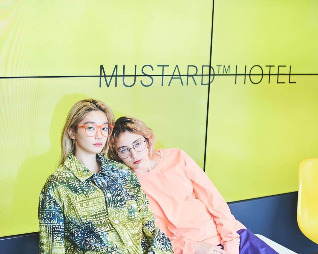 Zoff Officialのインスタグラム：「Zoff×WIND AND SEA  Zoff オンラインストア先行予約は2月25日（火）11:00よりSTART!! Zoff店頭の発売日は3月6日（金） #ZoffSEA #Zoff #WINDANDSEA @zoff_eyewear @windandsea_wear . 【着用品番】 （左）ZH201G03_31A1※店舗限定（右）ZY202G09_14F1 【発売予定日】 （先行予約）2020年2月25日（火）11:00 →Zoff オンラインストア・Zoff楽天市場店 2020年2月29日（土）12:00→ WIND AND SEAオフィシャル オンラインストア・中目黒店舗 2020年3月6日（金）→Zoff店舗（限定67店舗） 【注意事項】 Zoff 原宿店は3月6日（金）に限り本コラボレーション商品の発売を10:00より開始いたします。また、混雑状況により10:00に抽選を実施し、抽選順による入店とさせていただきます。お一人様の購入制限を設けさせて頂く場合がございますのでご了承ください。 . 【種類】 5型 全18種類 ※6種類はZoff 原宿店、Zoff オンラインストア、Zoff 楽天市場店、及びWIND AND SEA NAKAMEGURO、WIND AND SEA オフィシャル オンラインストア限定商品となります。 【価格】 7,500円（税別）※オリジナルのメガネケース・メガネ拭き付き 【Zoff取扱店舗】  Zoff67店舗（予定）、Zoff オンラインストア、Zoff 楽天市場店、Zoff ZOZOTOWN店 . Image Look Staff Credit Models @_0138n @courtneyey  Photography @takashikumagai_official  Styling @tokichang  Makeup Haruka Morishita . #fashion #fashionista #mensfashion #mensstyle #fashionista #fashiongram #instafashion #instagood #instafashionista #instaglasses #mensfashionpost #eyewear #sunglasses #glasses #glassesstyle #eyewearstyle #glassesfashion #fashionglasses #ootd #90s #90sstyle #90sfashion #neon #japan #tokyo #tokyoeyewear #tokyoeyewearstyle」