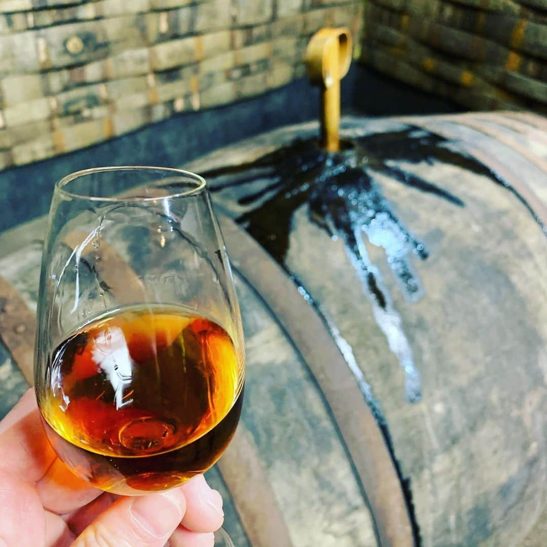 磯部寛之さんのインスタグラム写真 - (磯部寛之Instagram)「Dreams do come true... totally overwhelmed. I’ve been wanting to come here since... I don’t even know. Enjoyed the distillery tour and then at night, Bowmore whisky on fresh oysters! Um... I feel like I’ve accomplished one of my goals😂 Hiro 夢は叶うもんですね。半端なく感動しております。思い出せないくらい前から、ずっと来たかったこの場所。七夕の短冊に書いてお願いした事まであった場所に、ついに来ました。ボウモア蒸留所。蒸留所ツアー楽しかったし、樽から直接テイスティングも出来て幸せだったし、しかも夜には夢にまで見た生牡蠣のボウモア掛け。嗚呼。。。人生の目標を一つ達成した気分です◎ ひろ #islay #trip #isleofislay #ボウモア #oysters #自分の #中だけの #歴史的瞬間 #やばすぎ #伝わるかなこれ」2月25日 11時12分 - hiro_isobe_alexandros