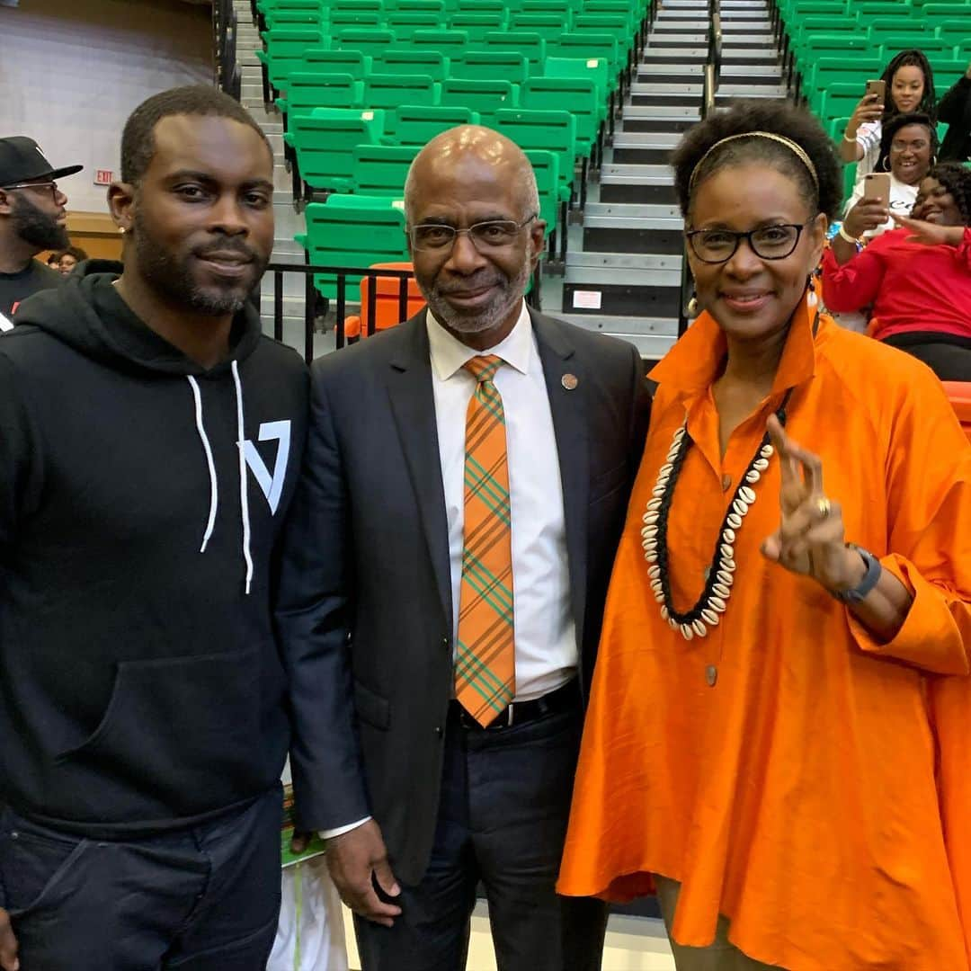 マイケル・ヴィックさんのインスタグラム写真 - (マイケル・ヴィックInstagram)「I would like to thank the President of Florida A&M University Dr. Larry Robinson and First Lady Sharon Robinson for their hospitality!  I appreciate everyone for coming out tonight! #EmpowermentTour #V7」2月25日 11時21分 - mikevick