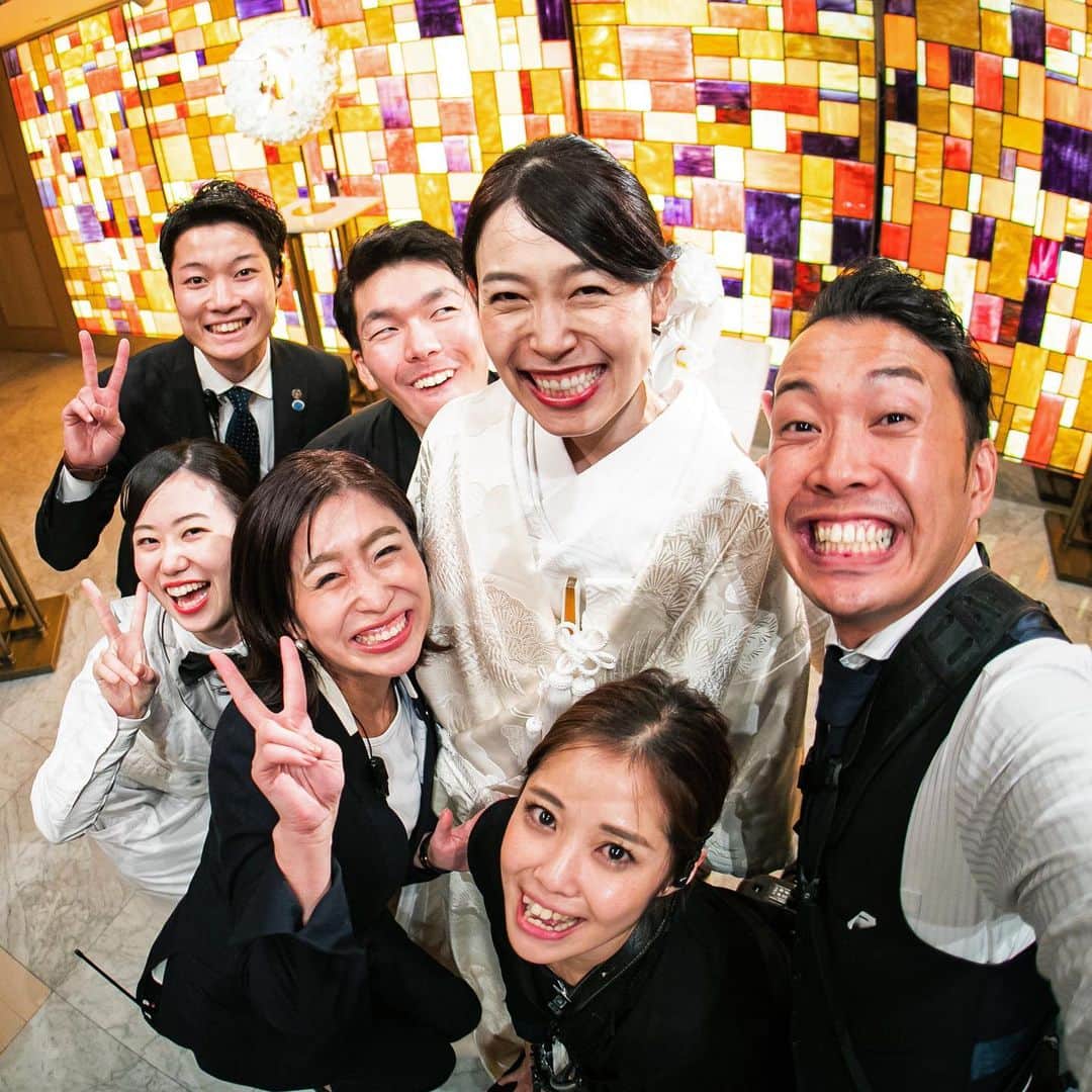 東京タワーの麓の結婚式さんのインスタグラム写真 - (東京タワーの麓の結婚式Instagram)「🗼 笑顔満点の素敵な1枚📷✨ . おふたりにとって特別な時間💒 この瞬間を一緒にできること スタッフ皆が嬉しく思います😊💓 . たくさんの笑顔🤗が 溢れる時間を創るため 関わってきたスタッフと お写真撮影されたおふたり🤵👰❤️ . 一緒に写真が撮れる事は スタッフとして この上なく幸せな瞬間です😍✨ . おふたりとゲストの皆様が たくさんの笑顔に包まれる一日を 過ごしていただけるよう 精一杯サポートさせていただきます✨ . . 詳細は(@theplaceoftokyo )まで♡ . #theplaceoftokyo #プレイスオブトウキョウ #プレイスオブトーキョー #プレイスオブ東京 #ザプレイスオブトーキョー #ザプレイスオブ東京 #ザプレイスオブトーキョー #ゲストハウス婚 #令和2年婚 #東京タワー #東京タワーが好き #tokyotower #tokyowedding #東京タワーが見える #2020婚 #2020wedding #2020夏婚 #2020秋婚 #結婚式準備 #結婚式  #ちーむ2020 #東京花嫁 #プレ花嫁準備 #ぷれ花嫁 #プレ花嫁 #プランナー #サービススタッフ #写真撮影」2月25日 11時21分 - theplaceoftokyo