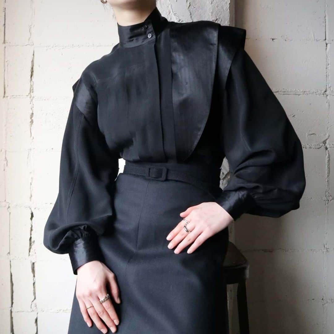 吉祥寺 古着屋 Orfeoのインスタグラム：「Vintage Asymmetric Design Blouse  #orfeo #kichijoji #tokyo #vintage #used #fashion #coordinate #outfit  掲載商品のお問い合わせはメールにて承っております。コメント、DMでのお問い合わせは受け付けておりませんのでご了承ください。」