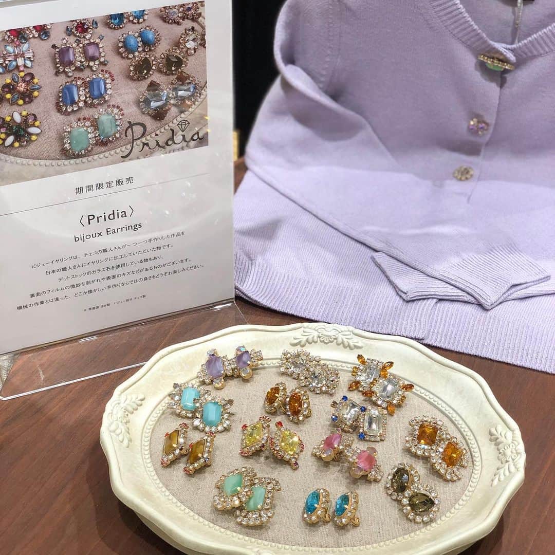 ソラリアプラザ公式さんのインスタグラム写真 - (ソラリアプラザ公式Instagram)「■B1F アナトリエ■ . 「Pridia」 ビジューイヤリング　POP UP SHOP  3月8日(日)まで期間限定販売✨ すべて一点物です！ . チェコの職人が一つ一つ手作りした作品を、日本の職人がイヤリングに加工したビジューイヤリングです。 デッドストックのガラス石を使用している物もあり、裏面のフィルムの微妙な剥がれ具合や表面のキズなどがあるものがございます。 機械の作業とは違った、どこか懐かしい手作りならではの良さをどうぞお楽しみ下さいませ。 . イヤリング 13,000円（税別） . . . @anatelier_official @pridia_masayourano #アナトリエ #anatelier #pridia #プリディア #ポップアップ #bijou #earrings #ビジューイヤリング #イヤリング #アクセサリー #fasion #ootd #天神 #福岡 #ソラリアプラザ #tenjin #fukuoka #solariaplaza」2月25日 11時19分 - solaria_plaza_official