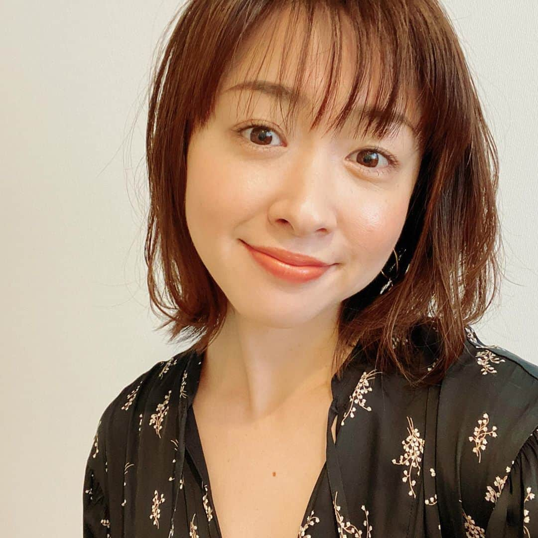 黛英里佳さんのインスタグラム写真 - (黛英里佳Instagram)「今さらながら最近美容にはまっていまして﻿ ﻿ お肌のお手入れが楽しいです。﻿ ﻿ これまでもそれなりにやってはいましたが😅﻿ ﻿ 今までお肌の綺麗な人ってもう持って生まれたものというか体質だろうと思っていましたが、(そういう人もいると思いますが)手をかけた分だけ肌って応えてくれるんですね✨﻿ ﻿ ほんとに今さらかよとメイクさんに怒られてしまいそうですが😅﻿ ﻿ まだまだ研究中ですが、私なりに楽しみながらがんばりまーす😆﻿ ﻿ #美容﻿ ﻿」2月25日 11時26分 - erikamayuzumi_official